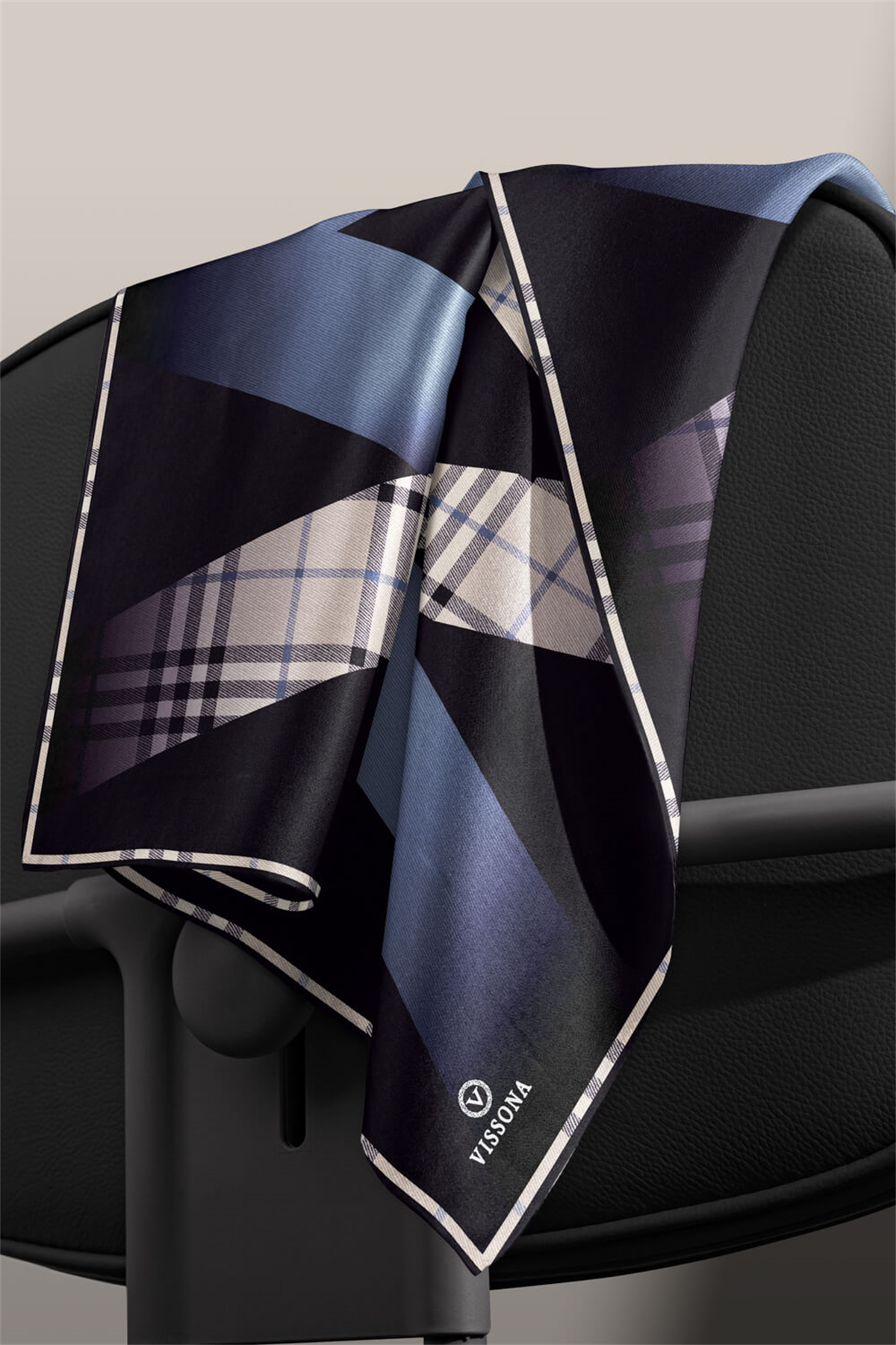 % 57 İPEK % 43 VİSKON Twill İpek Ekose Desenli İndigo - Siyah Renkli 90x90 Eşarp Dikim Şekli : El Dikişi