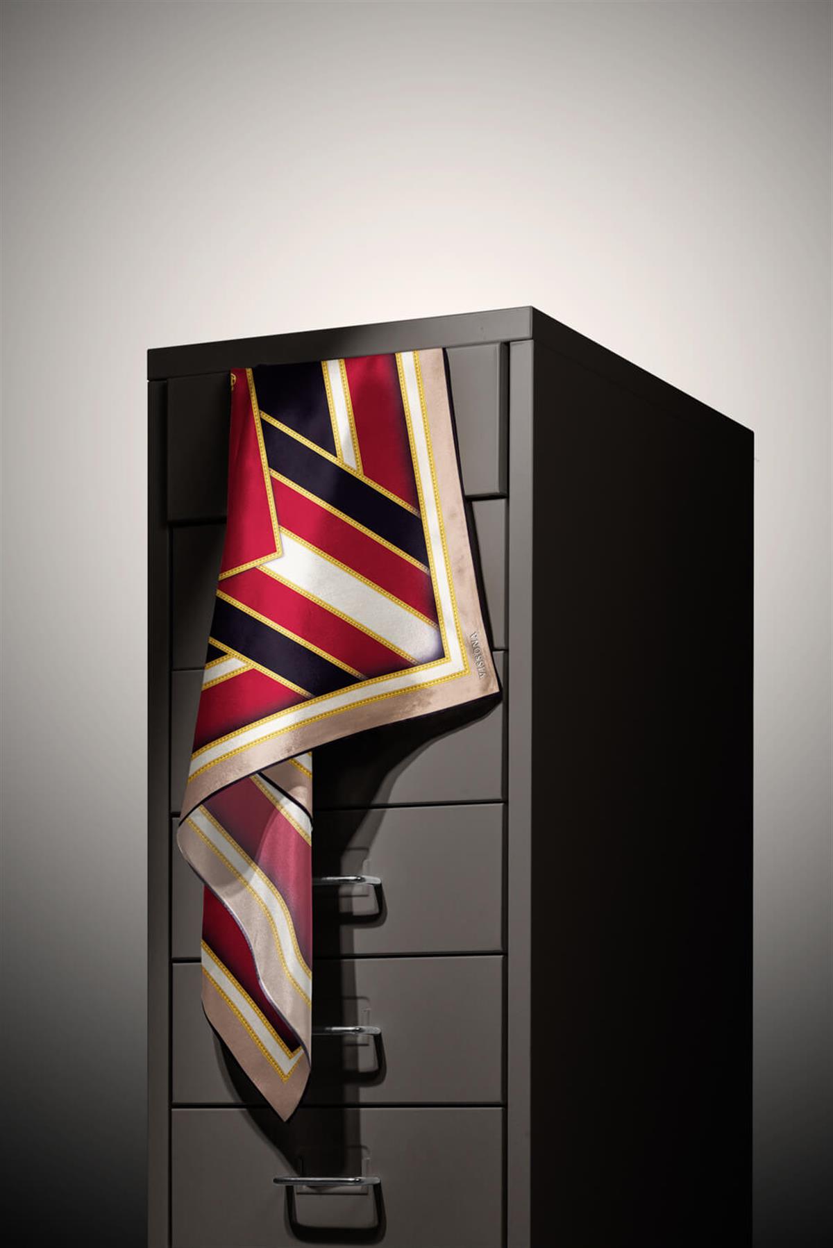 %100 Twill İpek Baroklu Ve Geometrik Desenli Bordo - Bej Renkli 90x90 Eşarp Dikim Şekli : El Dikişi