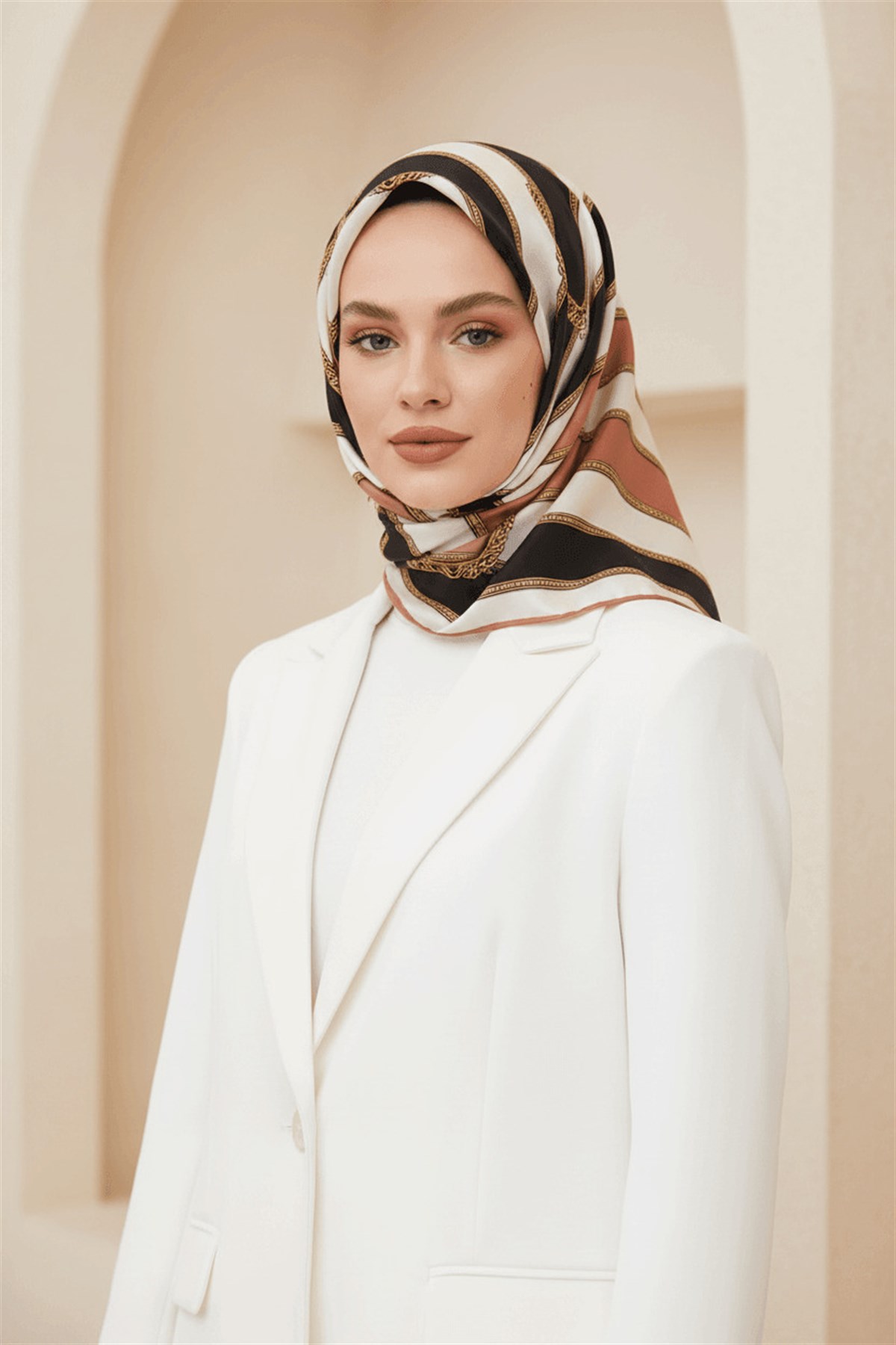 %100 Twill İpek Kemer Desenli Siyah - Sütlükahverengi Renkli 90x90 Eşarp Dikim Şekli : El Dikişi