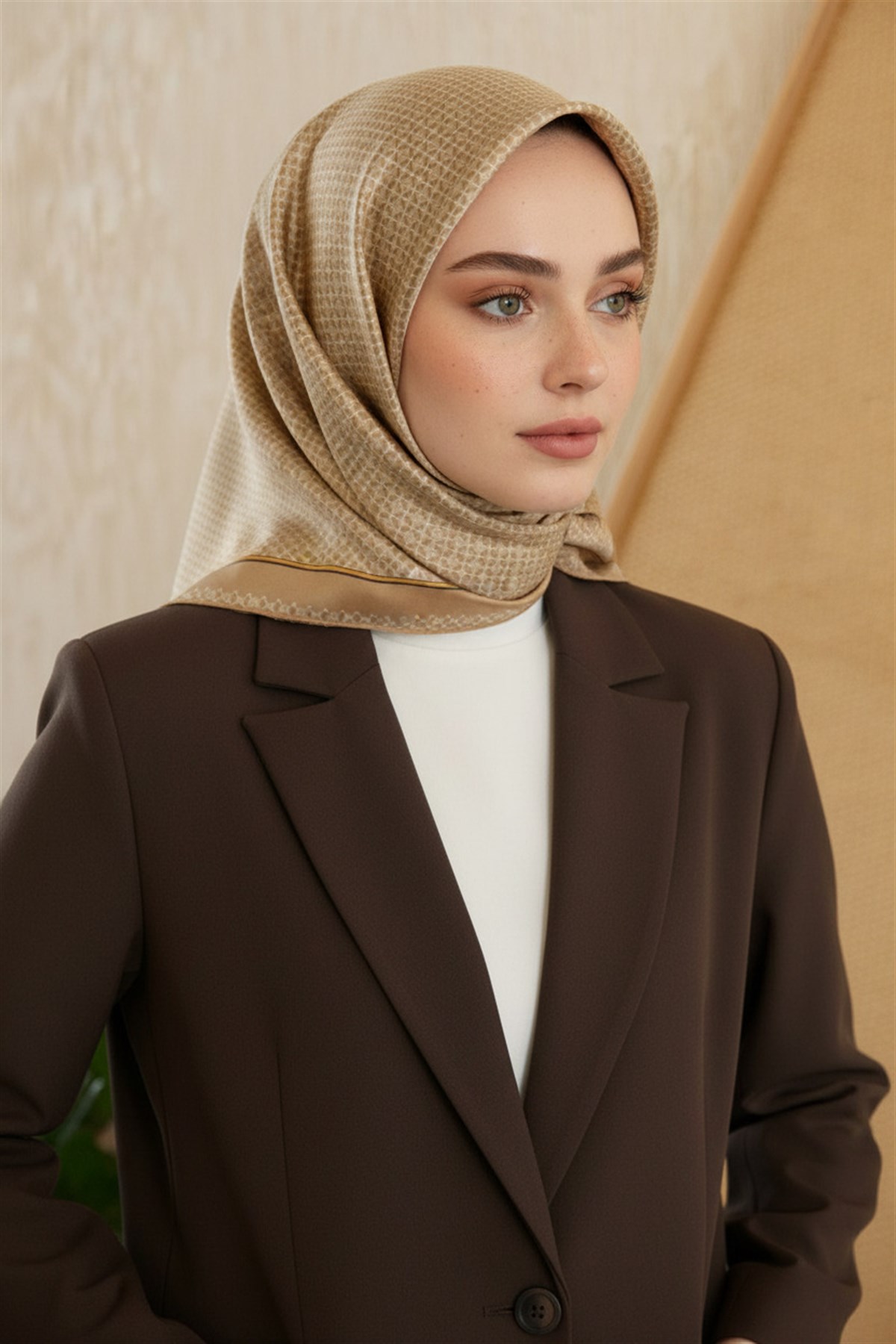 %100 Twill İpek Minik Motif Desenli Bej - Krem Renkli 90x90 Eşarp Dikim Şekli : El Dikişi
