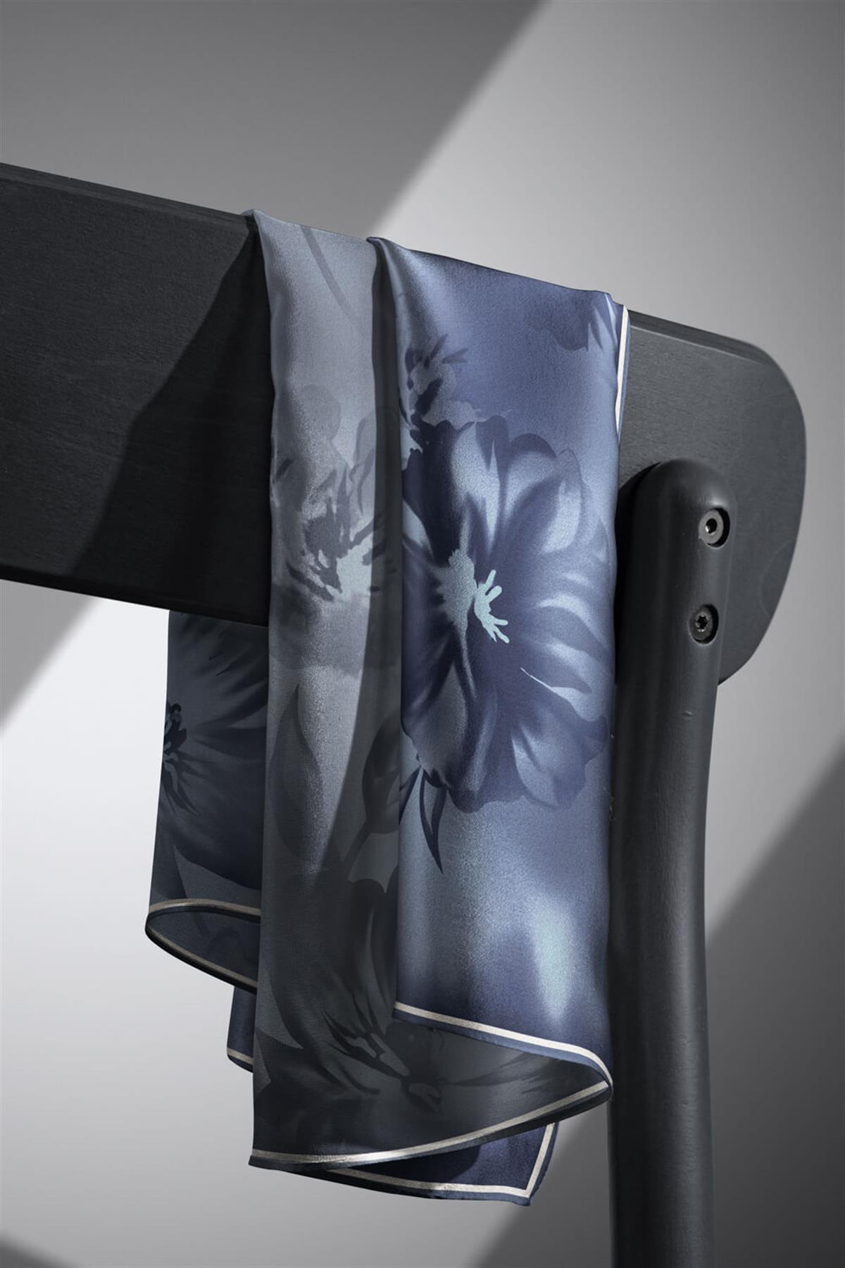 % 57 İPEK % 43 VİSKON Twill İpek Çiçek Desenli Bebe Mavisi Renkli 90x90 Dikim Şekli : El Dikişi Eşarp