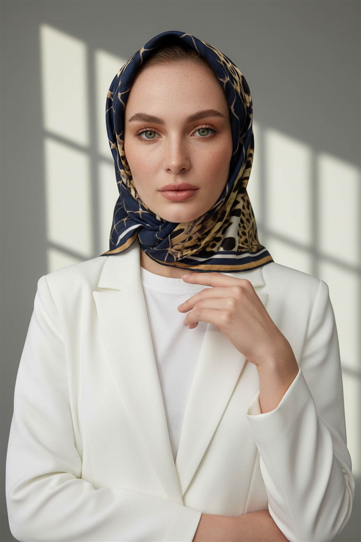%100 Twill İpek Leopar Desenli Lacivert Renkli 90x90 Eşarp Dikim Şekli : El Dikişi