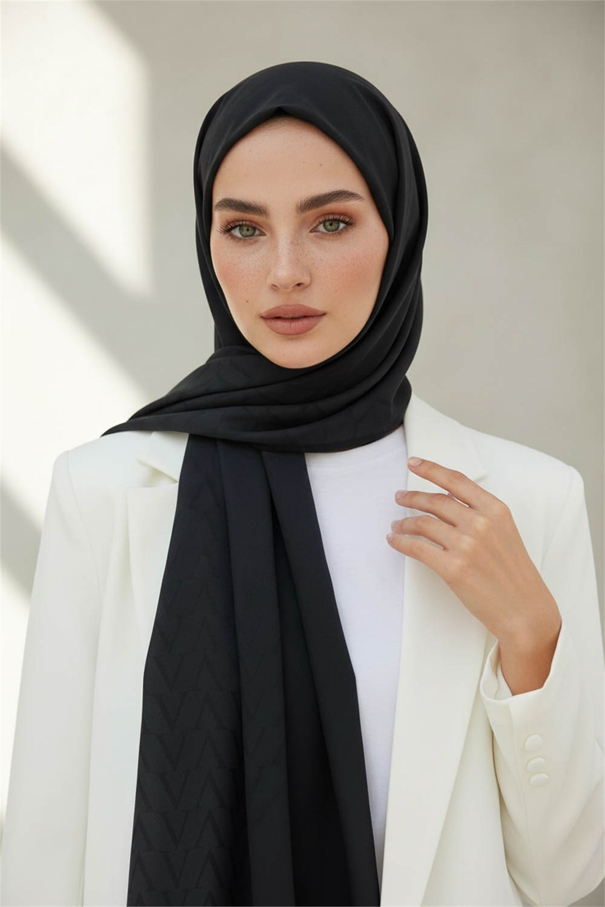 KREP DEGRADELİ MONOGRAM DESENLİ SİYAH RENKLİ 75X195 KIRIŞMAZ ŞAL
