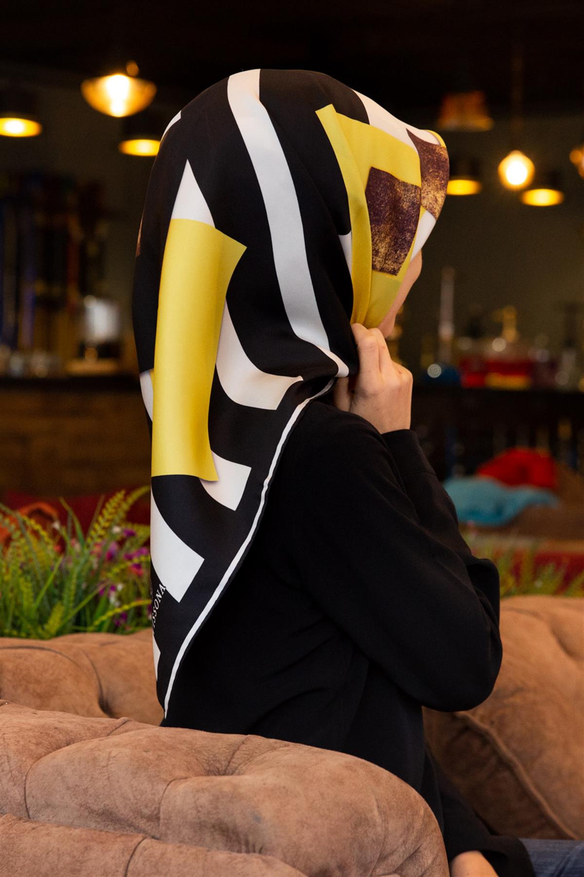 %100 Twill İpek Karo Desenli Limon Sarısı - Siyah Renkli 90x90 Eşarp Dikim Şekli : El Dikişi