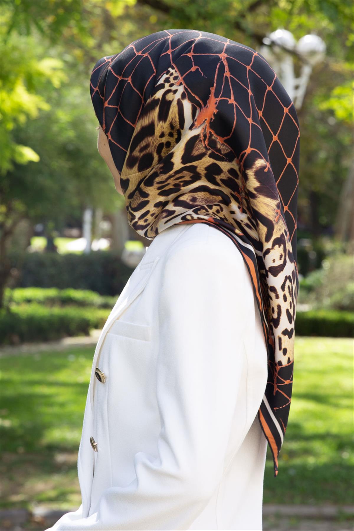 %100 Twill İpek Leopar Desenli Siyah - Taba Renkli 90x90 Eşarp Dikim Şekli : El Dikişi
