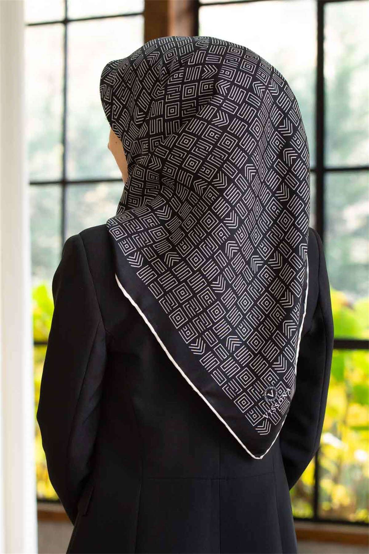 %57 İPEK %43 VİSKON Twill İpek Etnik Motif Desenli Siyah - Krem  Renkli 90x90 Eşarp Dikim Şekli : El Dikişi