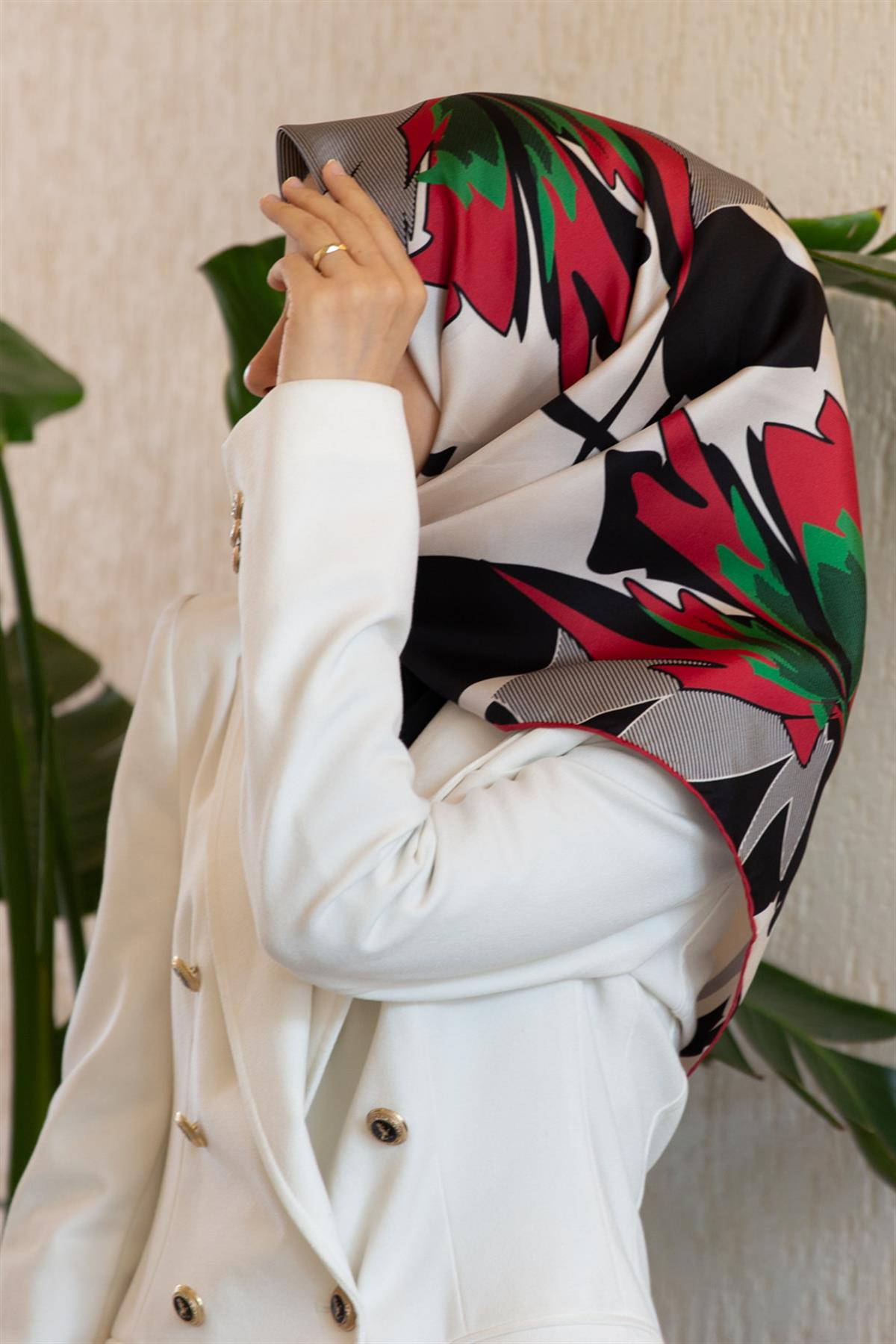 %100 Twill İpek Çiçek Desenli Krem - Bordo Renkli 90x90 Eşarp Dikim Şekli : El Dikişi