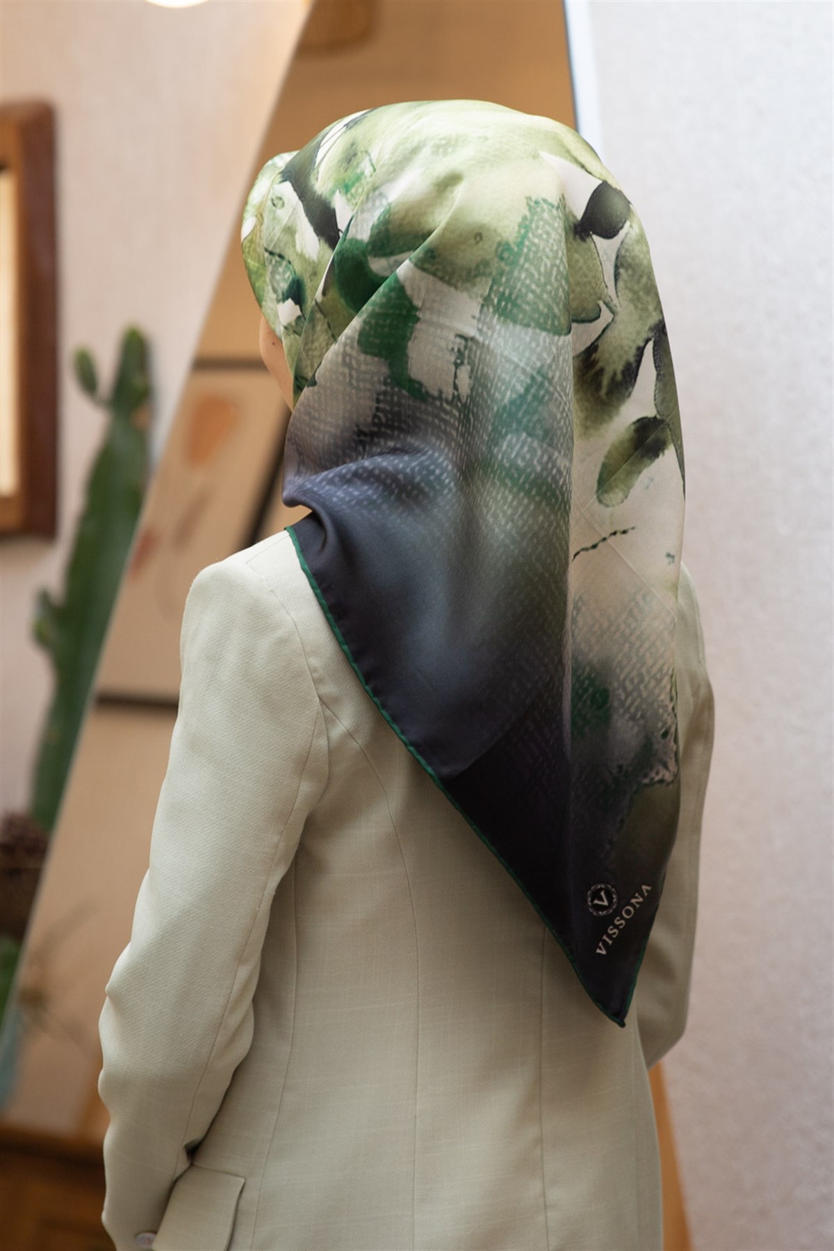 %100 Twill İpek Suluboya Çiçek Desenli Zümrüt Yeşili - Haki Yeşili Renkli 90x90 Eşarp Dikim Şekli : El Dikişi