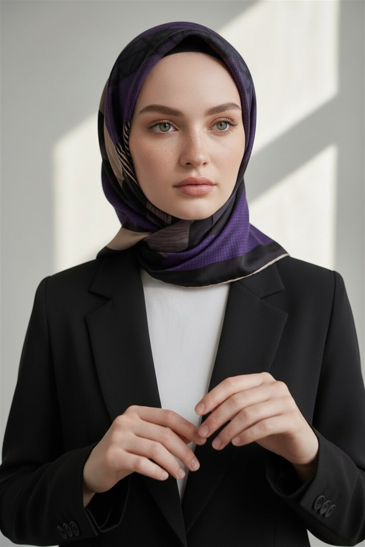 %100 Twill İpek Geometrik Desenli Mor - Siyah Renkli 90x90 Eşarp Dikim Şekli : El Dikişi