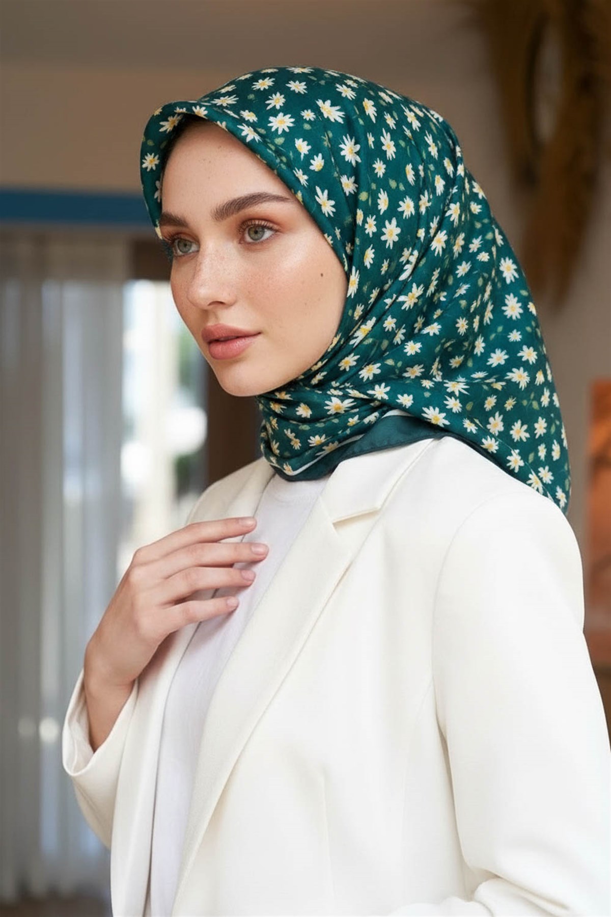 %100 Twill İpek Papatya Desenli Petrol Mavisi Renkli 90x90 Eşarp Dikim Şekli : El Dikişi