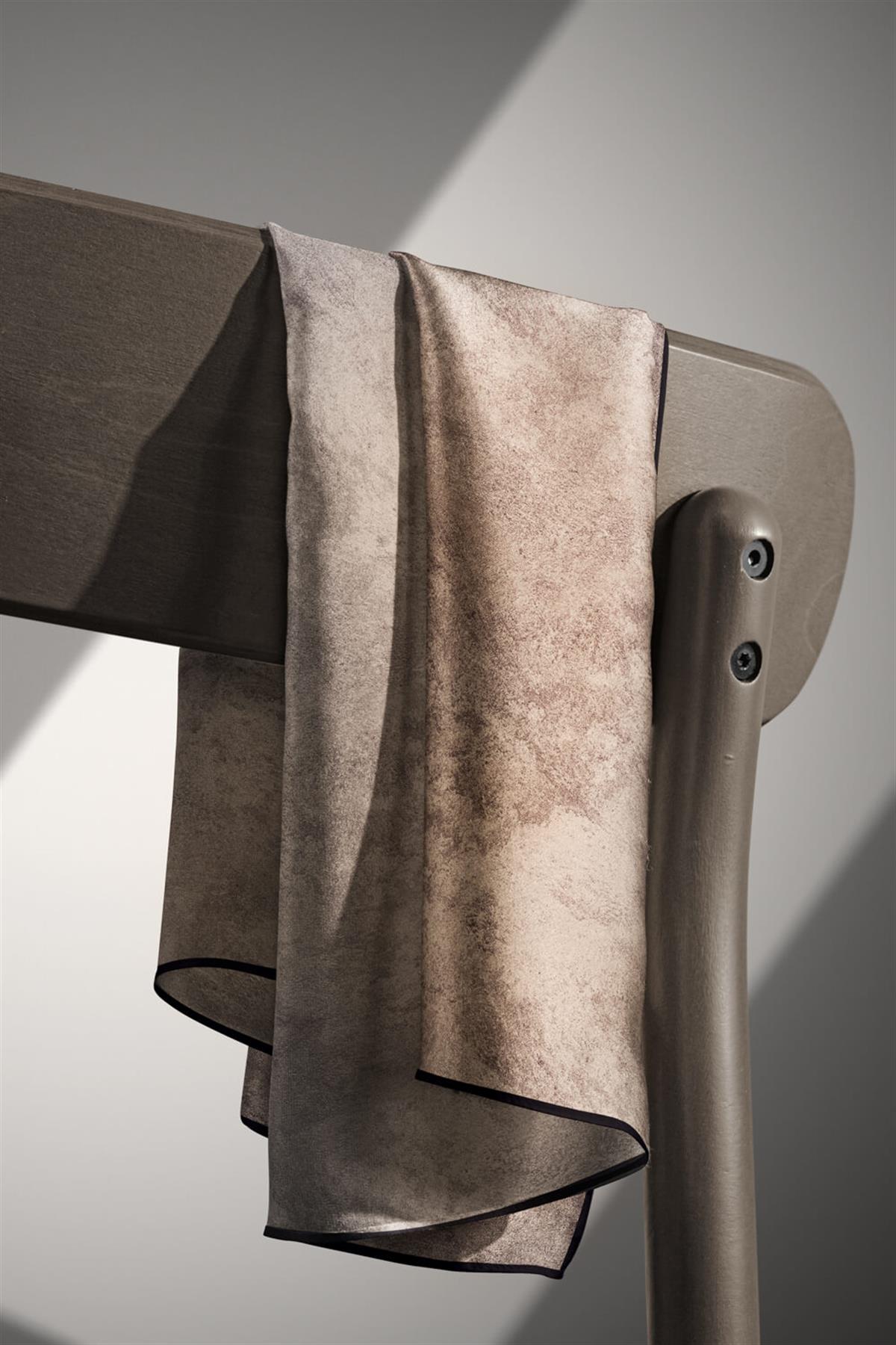 %100 Twill İpek Doku Desenli Vizon Renkli 90x90 Eşarp Dikim Şekli : El Dikişi