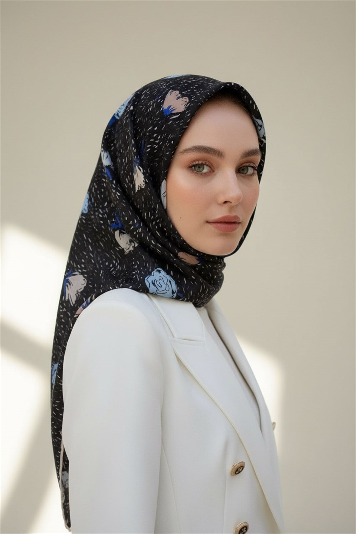 %100 Twill İpek Çıtır Çiçek Desenli Siyah - Saks Renkli 90x90 Eşarp Dikim Şekli : El Dikişi
