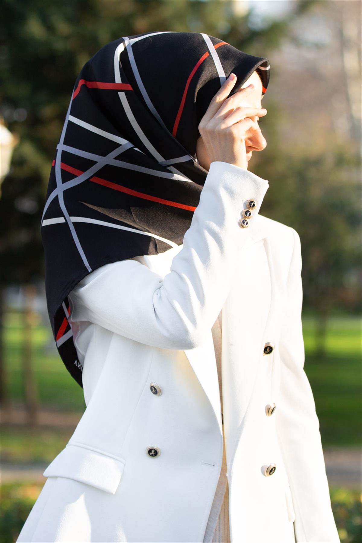 %100 Twill İpek Çizgili Desenli Siyah - Kırmızı Renkli 90x90 Eşarp Dikim Şekli : El Dikişi