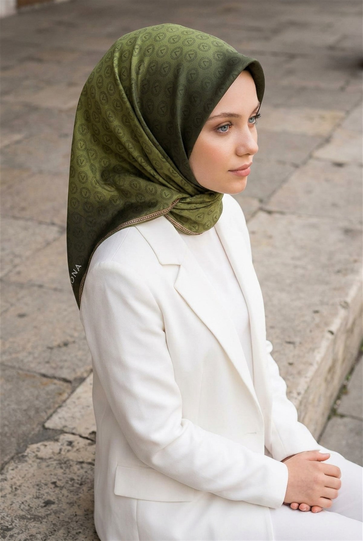 % 57 İPEK % 43 VİSKON Twill İpek Monogram Desenli Haki  Renkli 90x90 Eşarp Dikim Şekli : El Dikişi