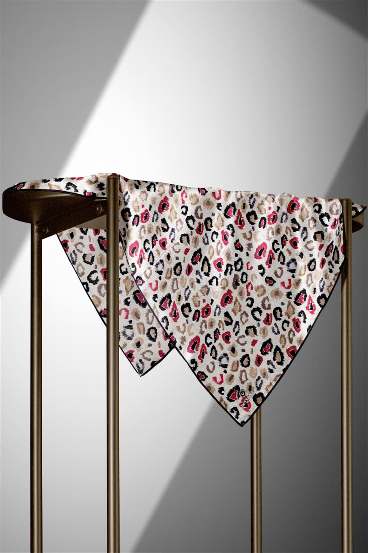 %100 Twill İpek Renkli Leopari Desenli Kırmızı - Siyah Renkli 90x90 Eşarp Kenar Dikiş Şekli El Dikişli