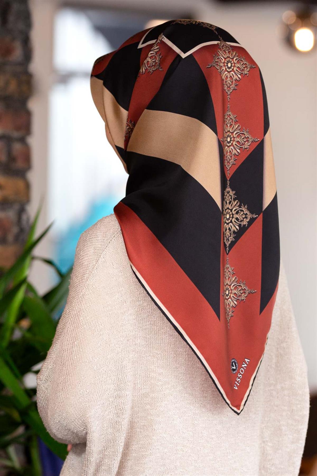 %100 Twill İpek Geometrik ve Barok Desenli Taba - Siyah Renkli 90x90 Eşarp Dikim Şekli : El Dikişi