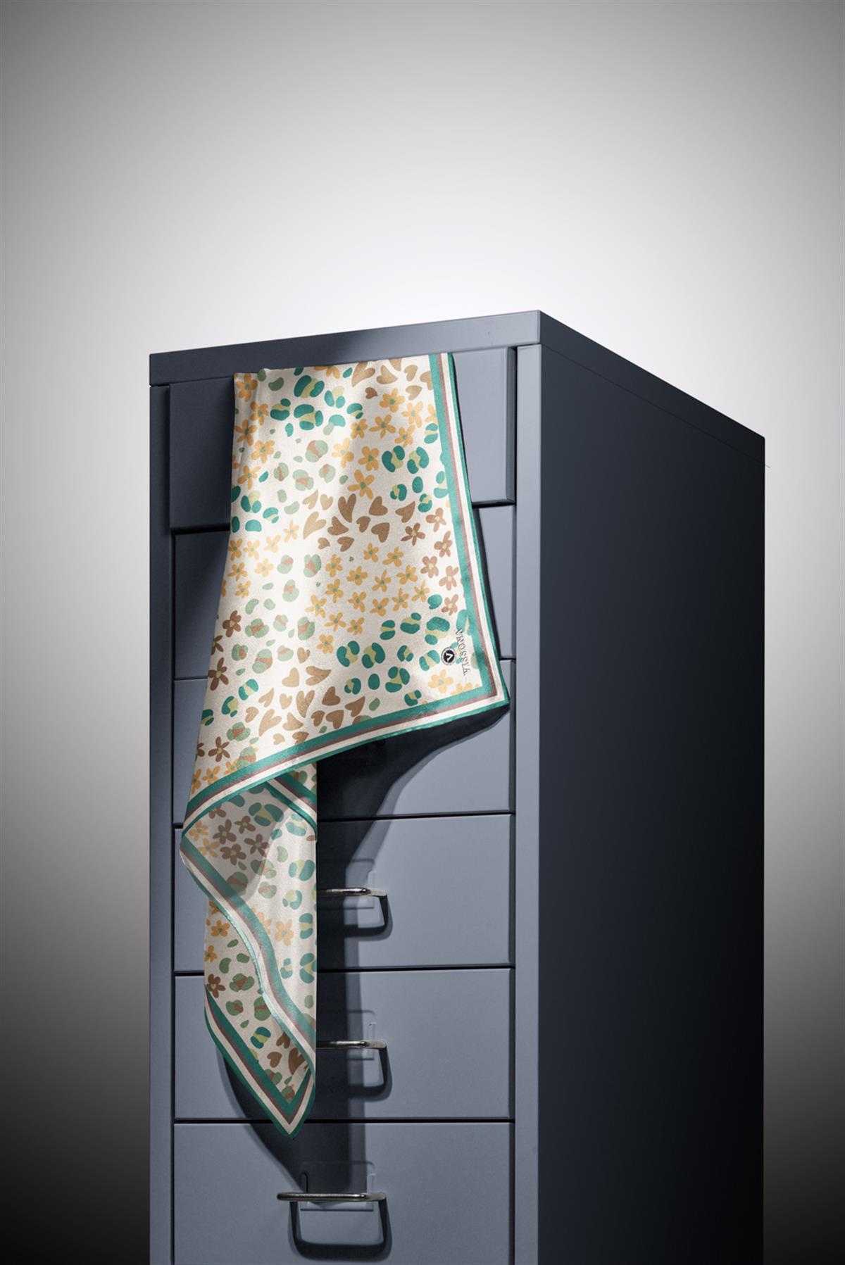 %100 Twill İpek Kalpli Leopar Desenli Zümrüt Yeşili - Vizon Renkli 90x90 Eşarp Dikim Şekli : El Dikişi