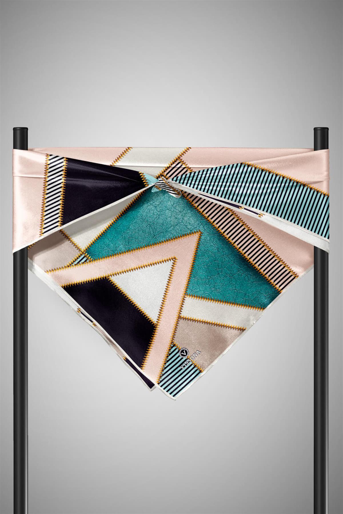 %100 Twill İpek Geometrik Desenli Zümrüt Yeşili - Somon Renkli 90x90 Eşarp Dikim Şekli : El Dikişi