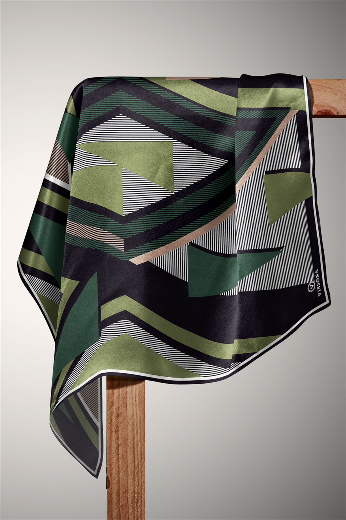 % 57 İPEK % 43 VİSKON Twill İpek Geometrik Desenli Haki - Siyah Renkli 90x90 Eşarp Dikim Şekli : El Dikişi