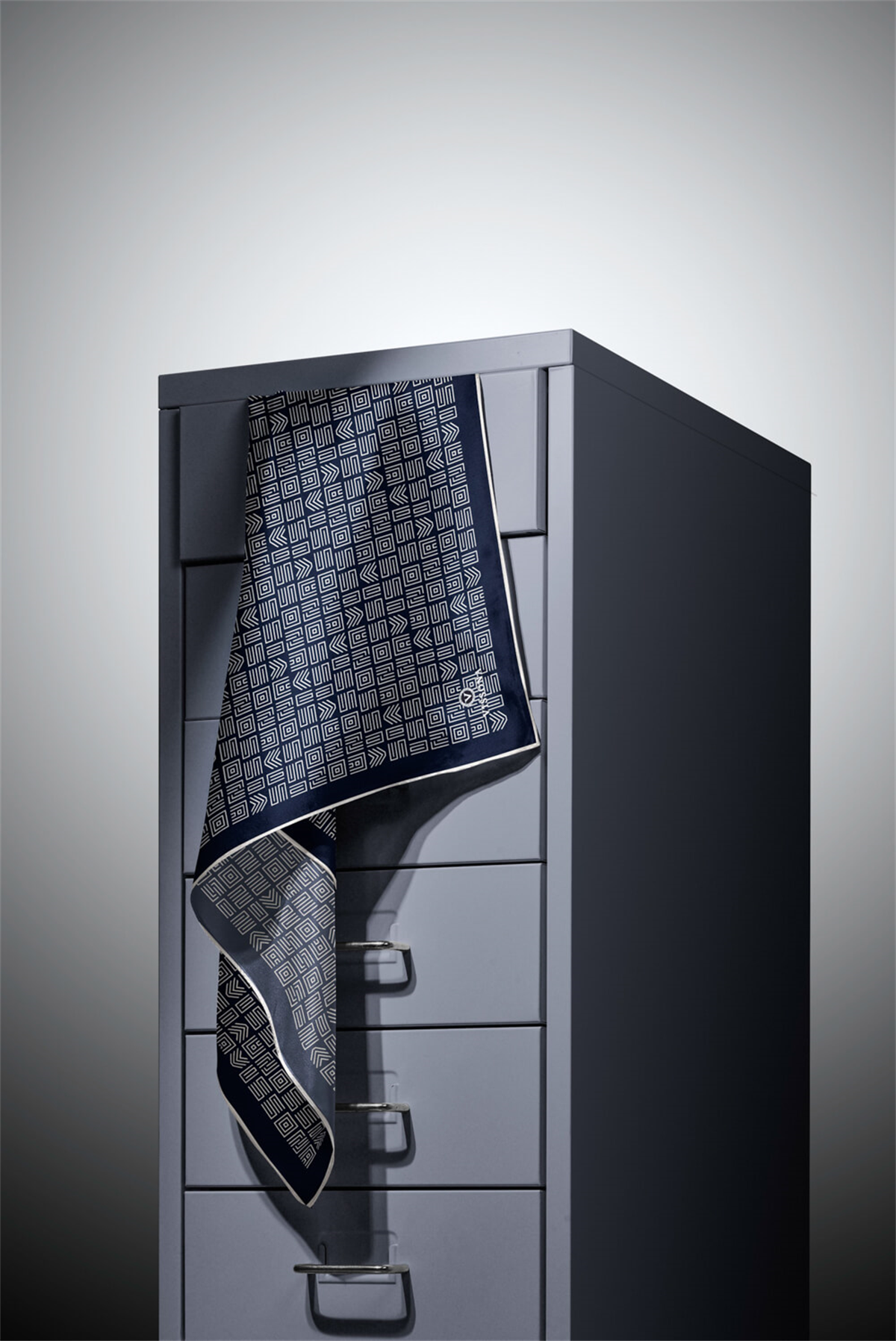 %57 İPEK %43 VİSKON Twill İpek Etnik Motif Desenli Lacivert - Krem Renkli 90x90 Eşarp Dikim Şekli : El Dikişi