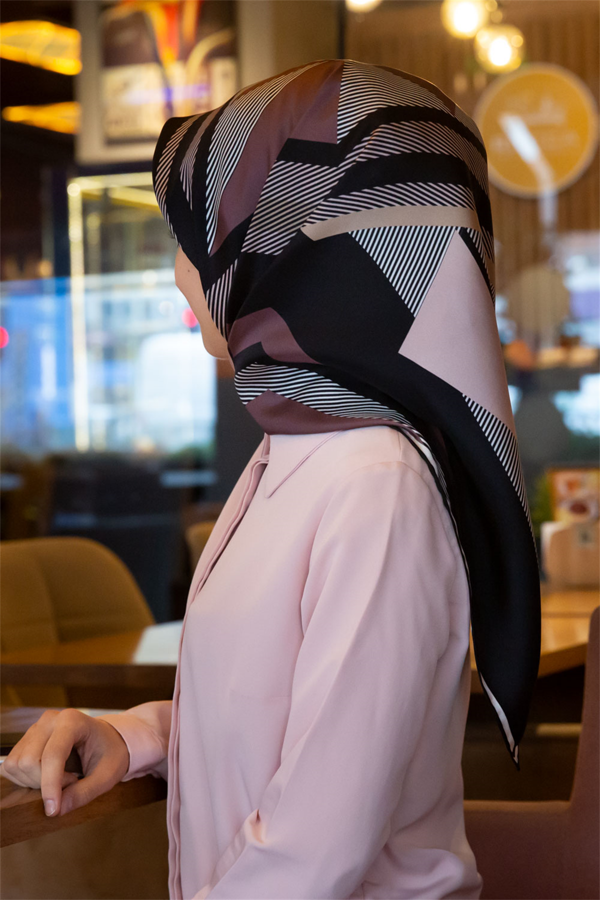 % 57 İPEK % 43 VİSKON Twill İpek Geometrik Desenli Pudra - Siyah Renkli 90x90 Eşarp Dikim Şekli : El Dikişi