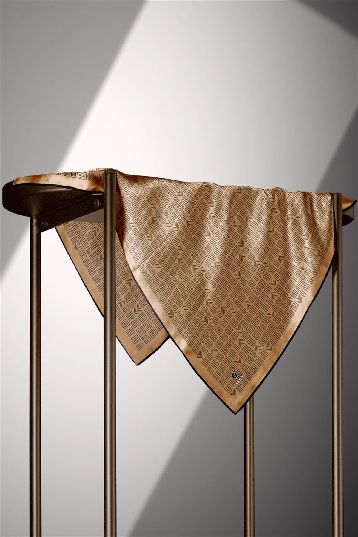 100% Twill İpek Etnik Motif Desenli Gold - Siyah Renkli 90x90 Dikim Şekli : El Dikişi Eşarp