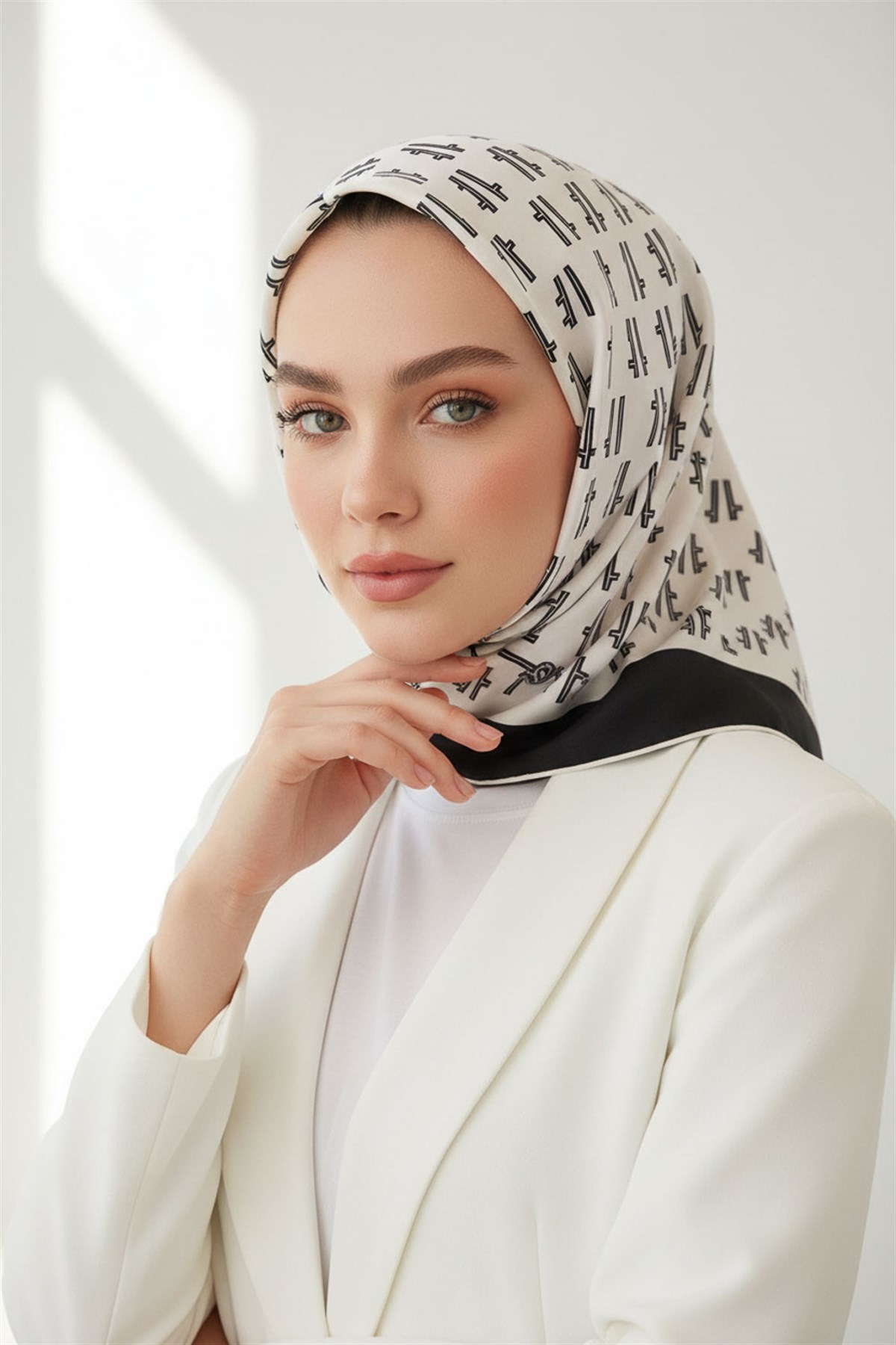 %100 Twill İpek Geometrik Desenli Krem - Siyah Renkli 90x90 Eşarp Dikim Şekli : El Dikişi