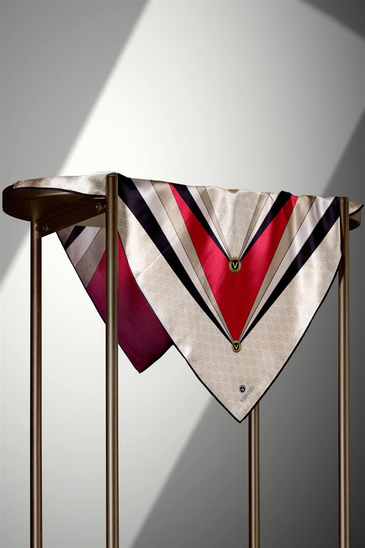 %100 Twill İpek Monogram Ve Geometrik Desenli Bordo - Krem Renkli 90x90 Eşarp Dikim Şekli : El Dikişi