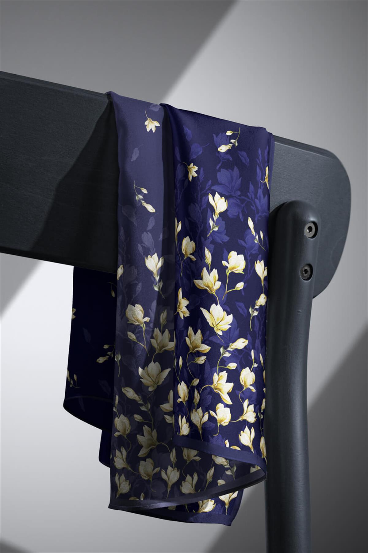 %100 Twill İpek Çiçek Desenli Lacivert Renkli 90x90 Eşarp Dikim Şekli : El Dikişi