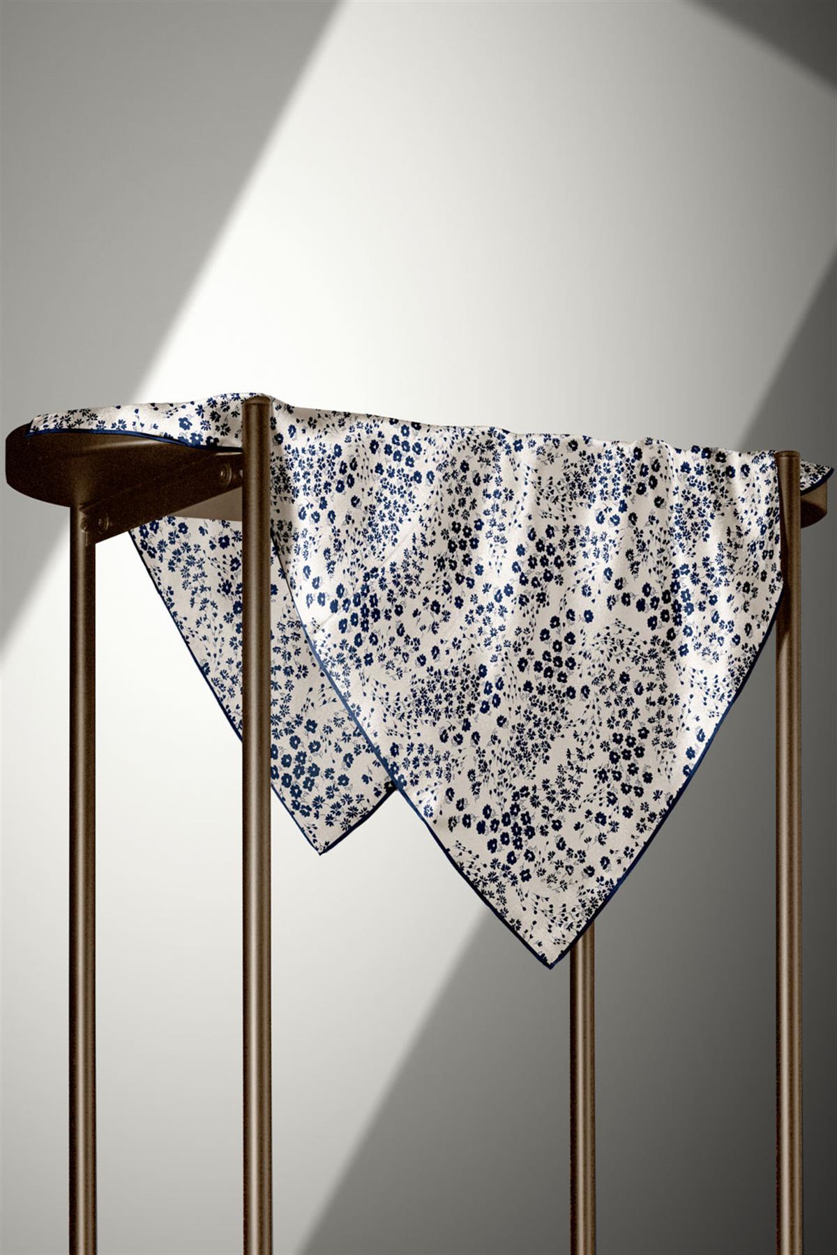 %100 Twill İpek Çıtır Çiçek Desenli Krem - Lacivert Renkli 90x90 Eşarp Dikim Şekli : El Dikişi