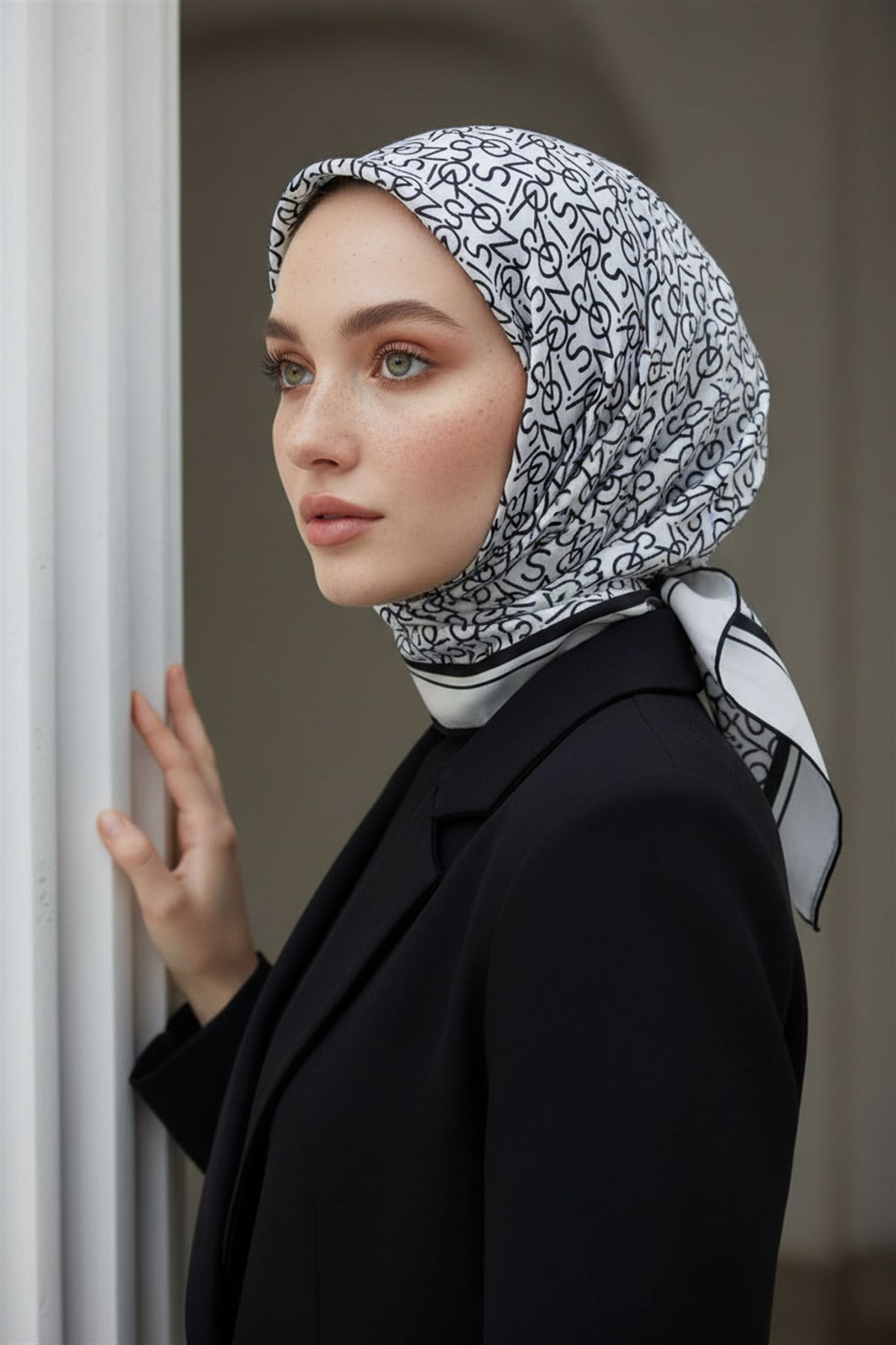 %100 Twill İpek Harf Desenli Krem - Siyah Renkli 90x90 Eşarp Dikim Şekli : El Dikişi