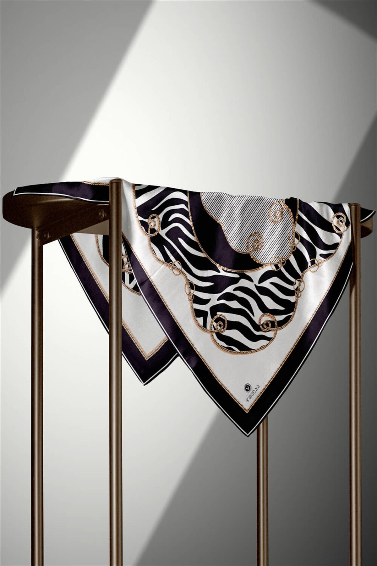 %100 Twill İpek Zincirli Ve Zebra Desenli Krem - Siyah Renkli 90x90 Eşarp Dikim Şekli : El Dikişi