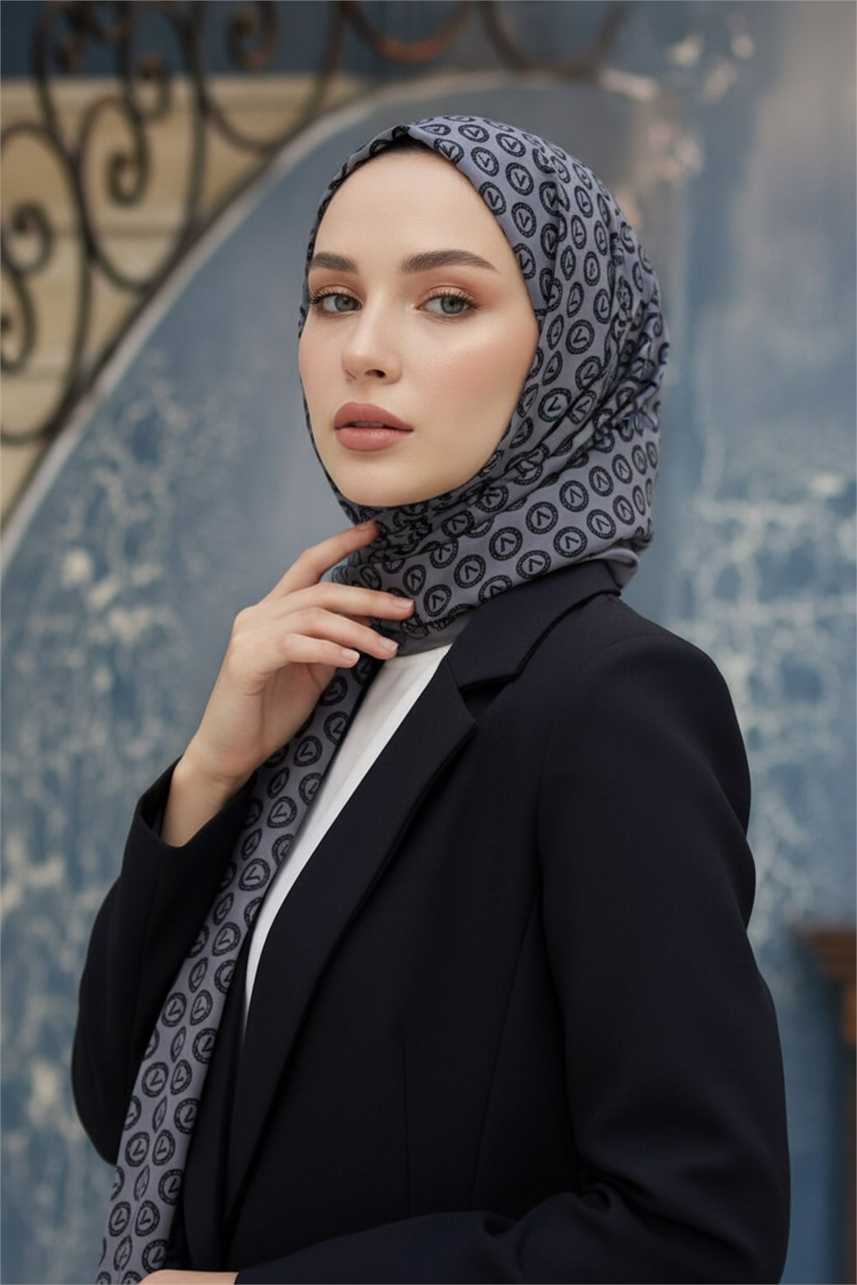 KREP DEGRADELİ MONOGRAM DESENLİ GRİ RENKLİ 75X195 KIRIŞMAZ ŞAL
