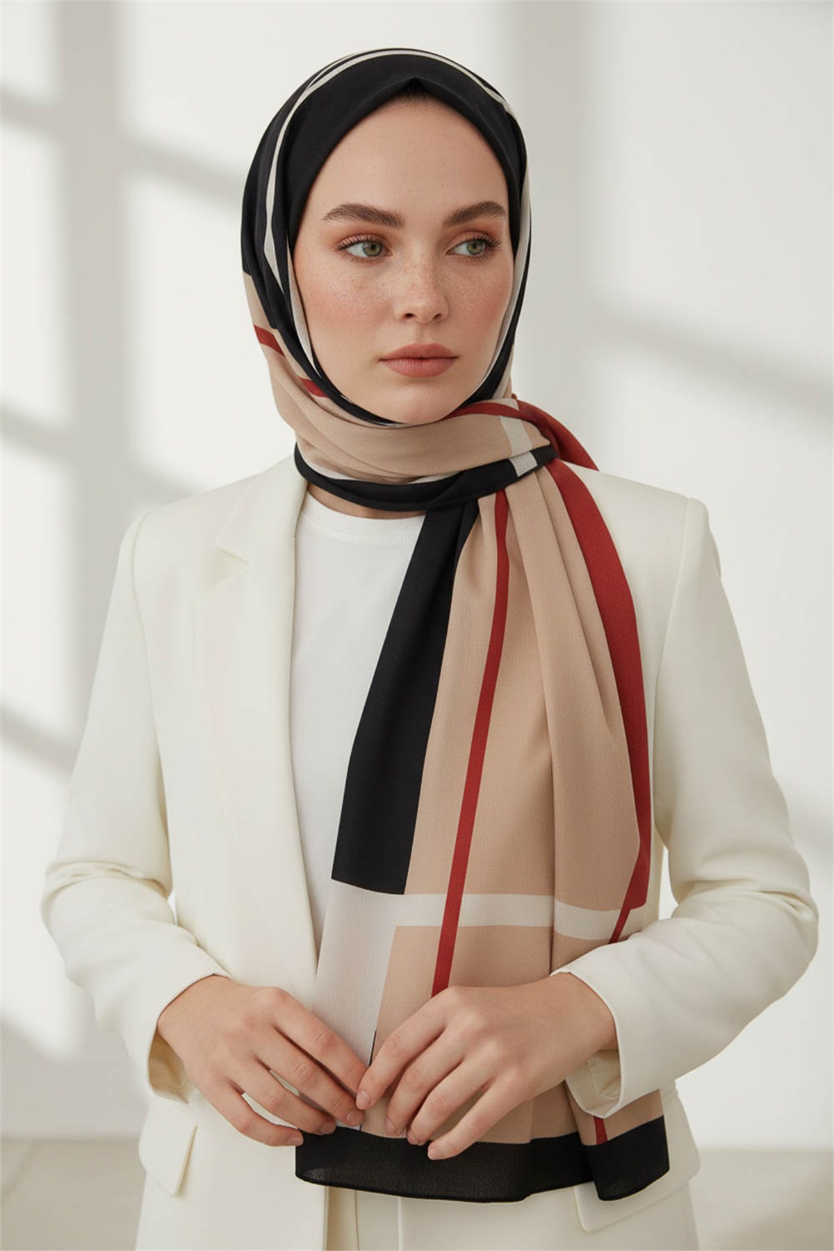 KREP GEOMETRIK DESENLİ SİYAH - BORDO RENKLİ 75X195 KIRIŞMAZ ŞAL