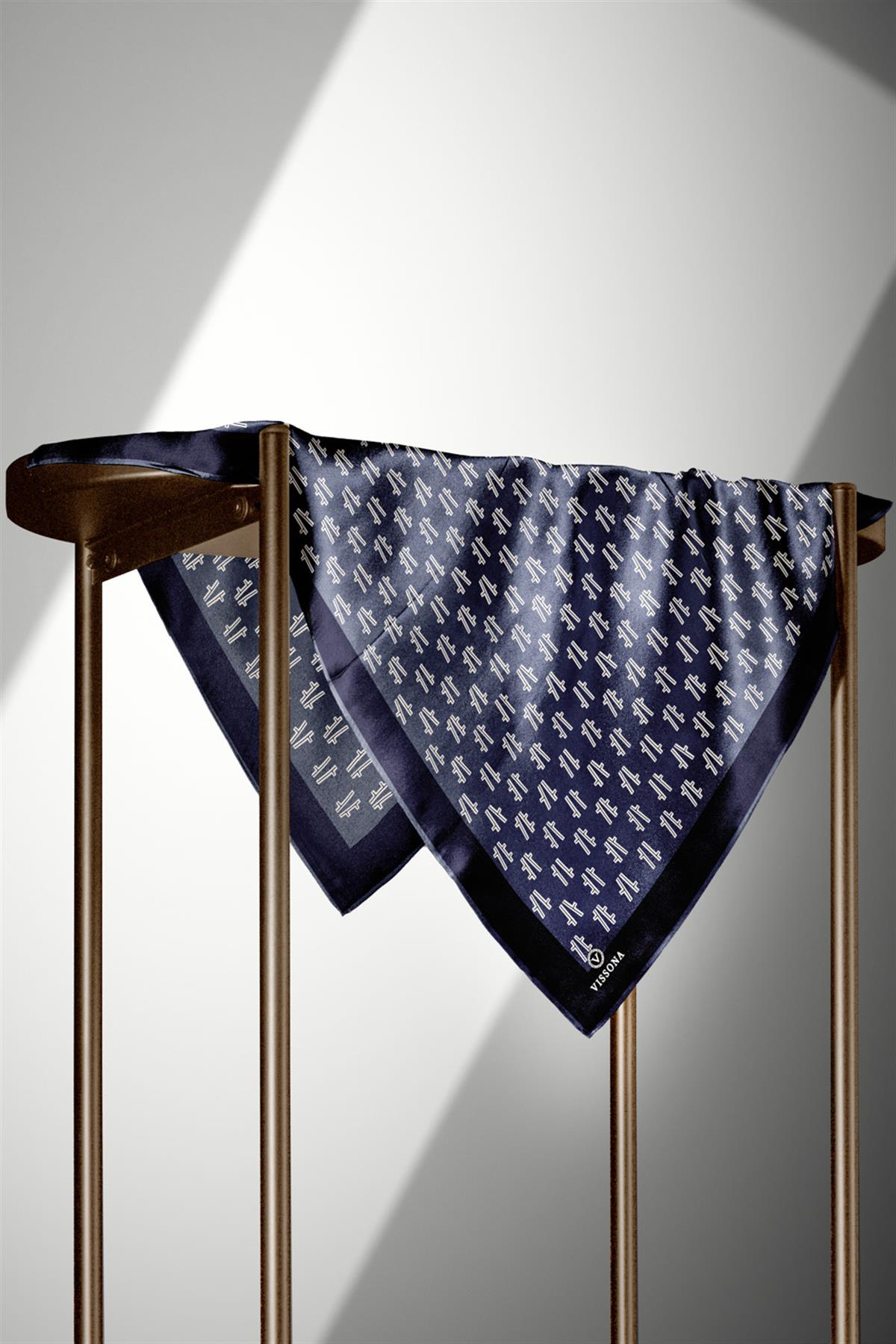 %100 Twill İpek Geometrik Desenli İndigo - Lacivert Renkli 90x90 Eşarp Dikim Şekli : El Dikişi