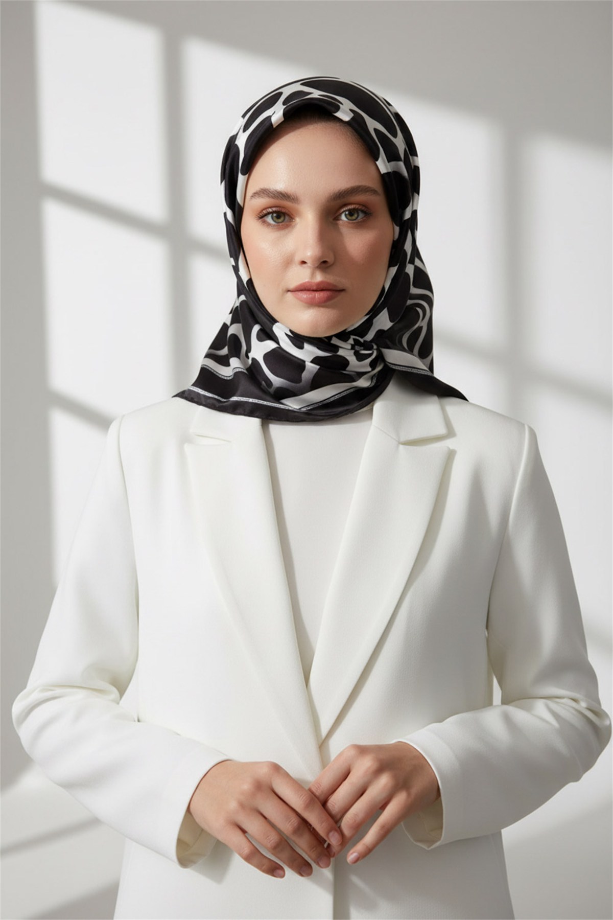 Kristal Taş Desenli Siyah Renkli 90x90 Eşarp (İpek İçermez) Dikim Şekli : El Dikişi