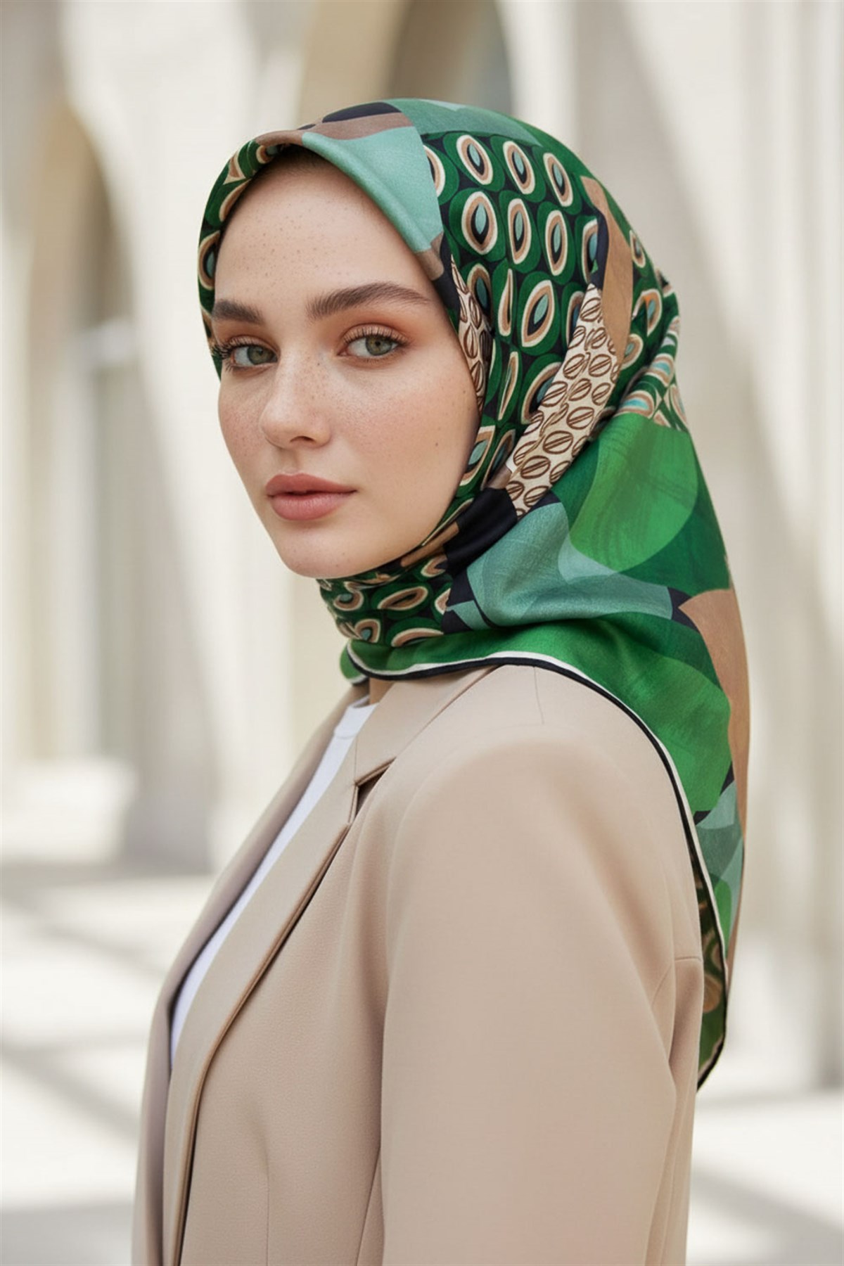 %100 Twill İpek Geometrik Desenli Zümrüt Yeşili - Bej Renkli 90x90 Eşarp Kenar Dikiş Şekli El Dikişli
