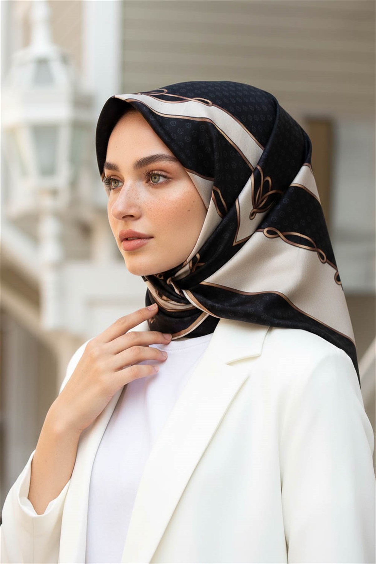 %100 Twill İpek Puantiyeli ve Geometrik Desenli Siyah - Krem Renkli 90x90 Eşarp Dikim Şekli : El Dikişi