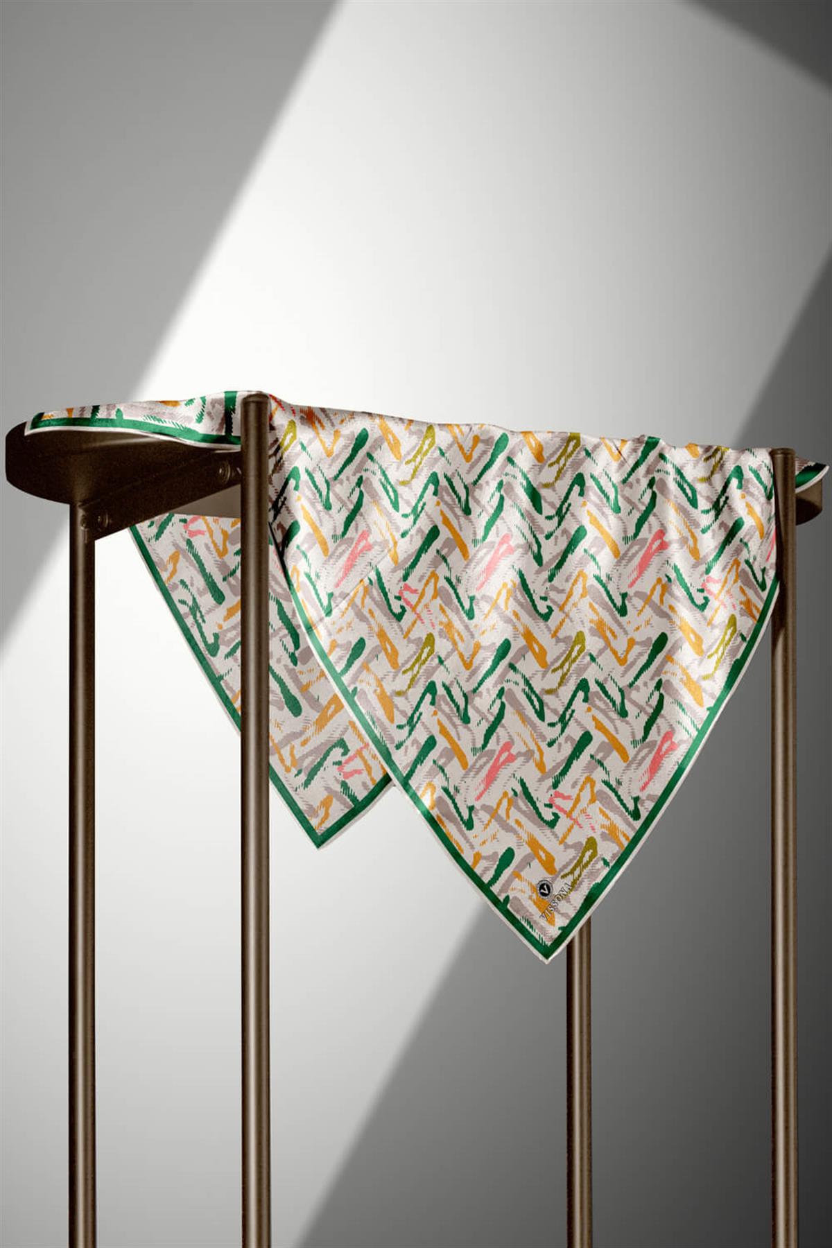 %100 Twill İpek Geometrik Desenli Benetton Yeşili - Sarı Renkli 90x90 Eşarp Dikim Şekli : El Dikişi