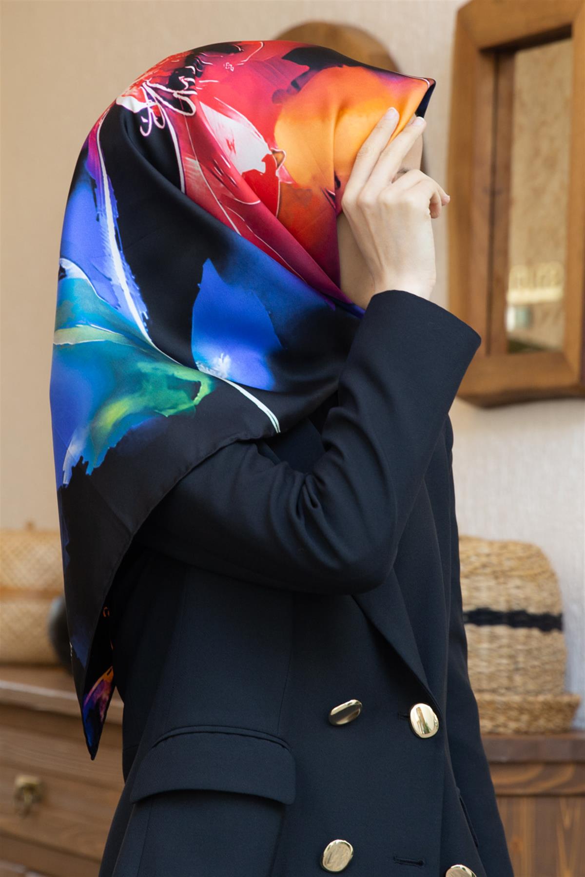%100 Twill İpek Sulu Boya Çiçek Desenli Siyah Renkli 90x90 Eşarp Dikim Şekli : El Dikişi
