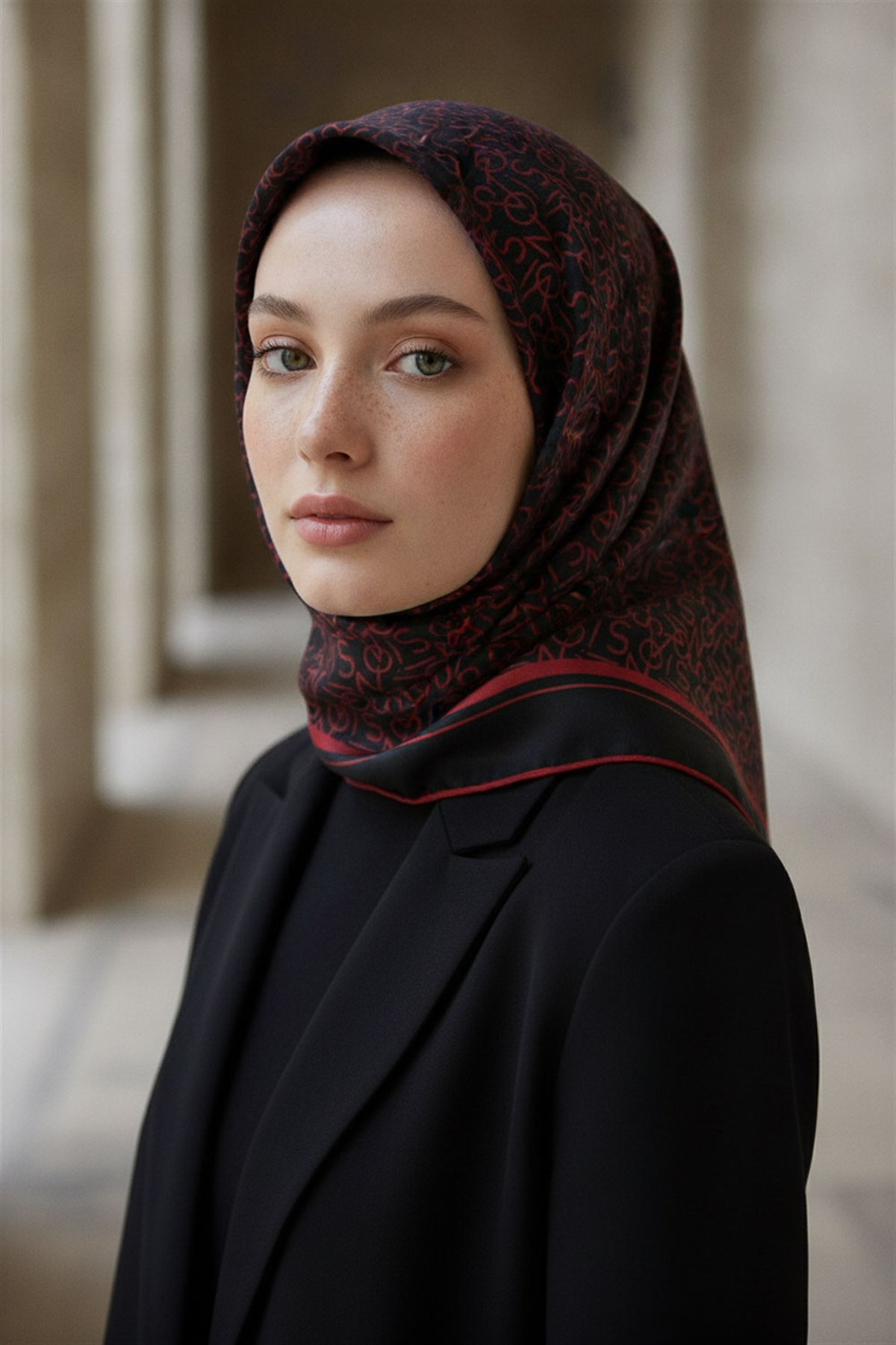 %100 Twill İpek Harf Desenli Siyah - Kırmızı Renkli 90x90 Eşarp Dikim Şekli : El Dikişi