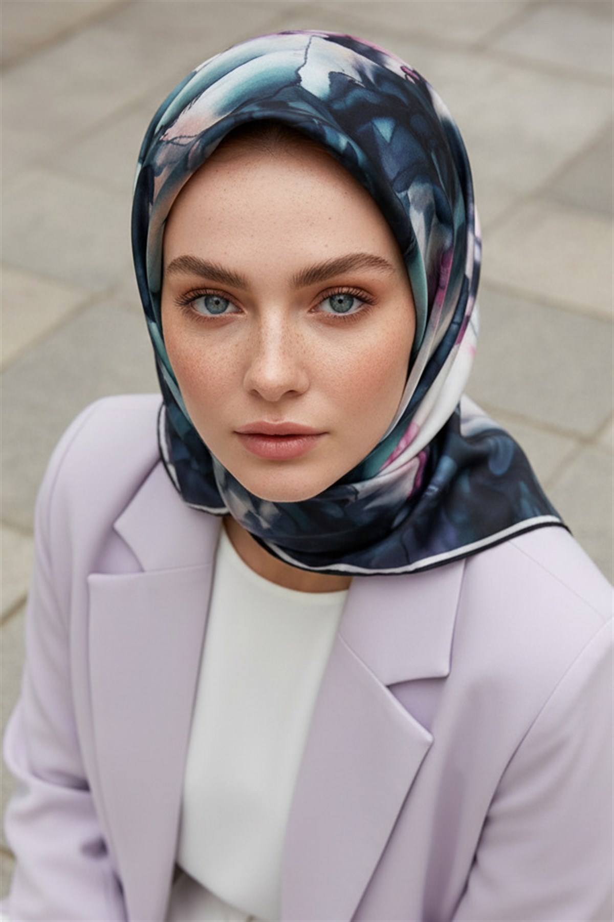 % 57 İPEK % 43 VİSKON Twill İpek Batik Çiçek Desenli Petrol Yeşili - Lila Renkli 90x90 Eşarp Kenar Dikiş Şekli El Dikişli