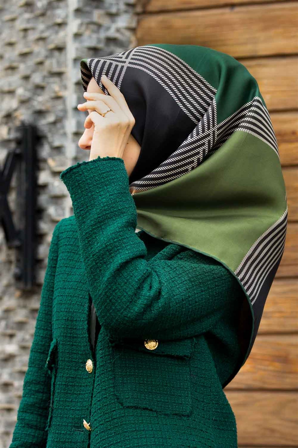 % 57 İPEK % 43 VİSKON Twill İpek Geometrik Desenli Zümrüt Yeşili Renkli 90x90 Eşarp Dikim Şekli : El Dikişi