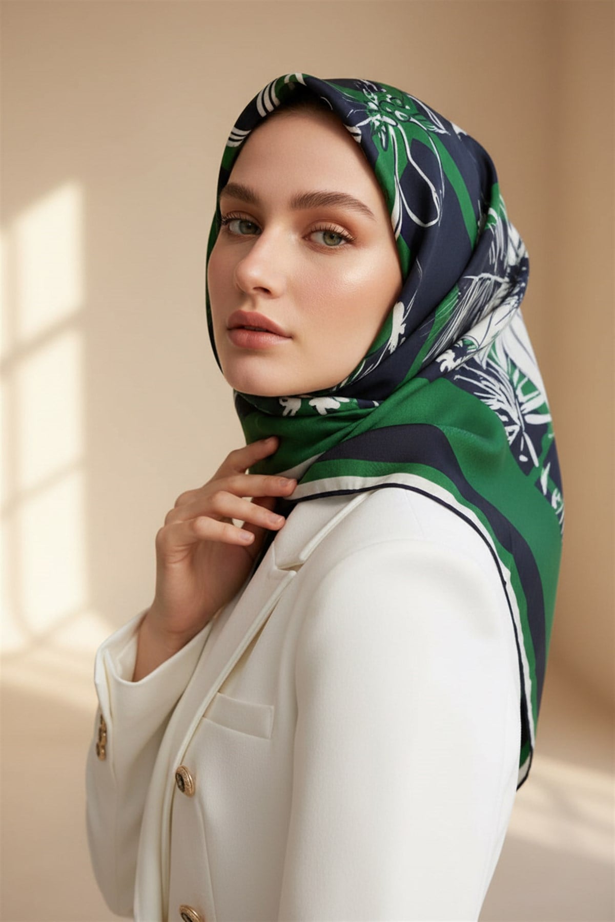 %100 Twill İpek Çiçekli ve Geometrik Desenli Zümrüt Yeşili - Lacivert Renkli 90x90 Eşarp Dikim Şekli : El Dikişi