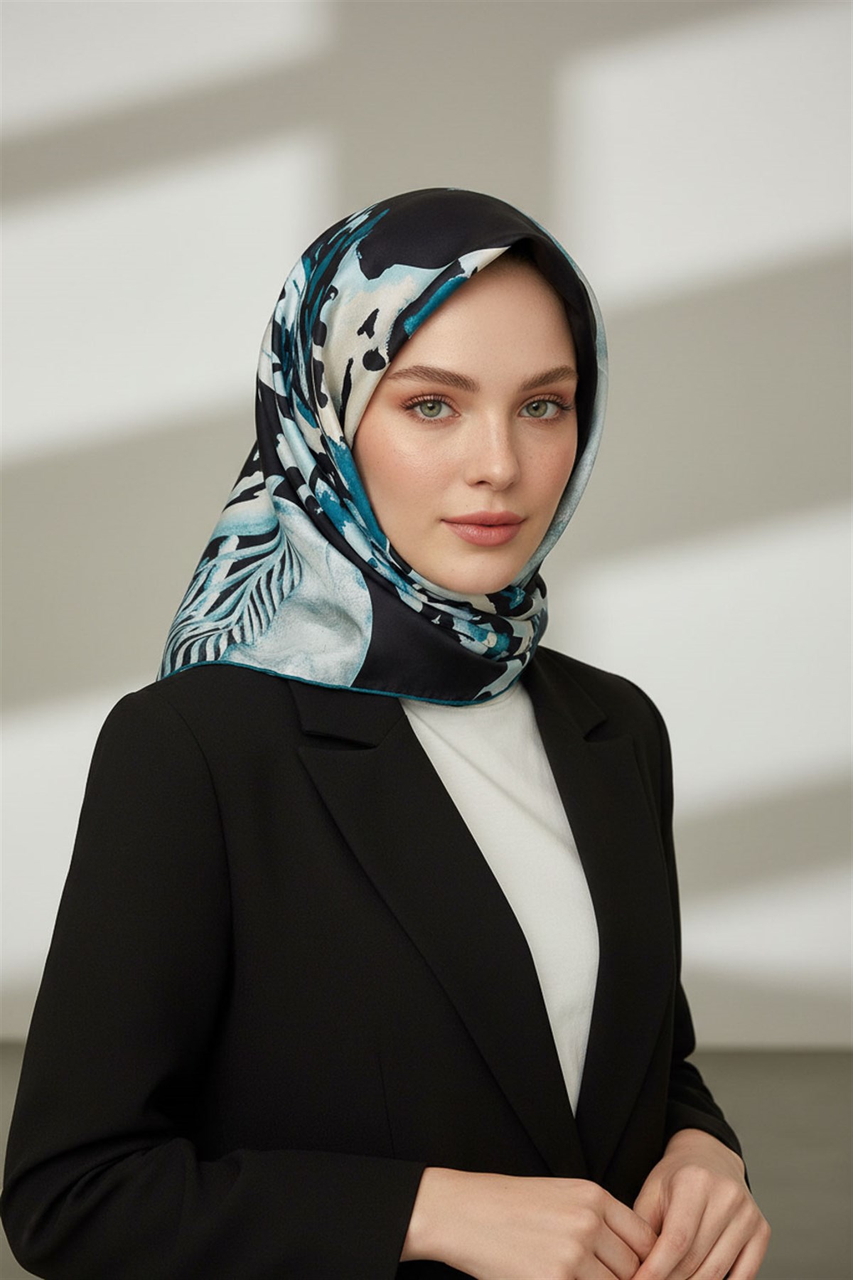 %100 Twill İpek Leopar Ve Geometrik Desenli Petrol Mavisi Renkli 90x90 Eşarp Dikim Şekli : El Dikişi