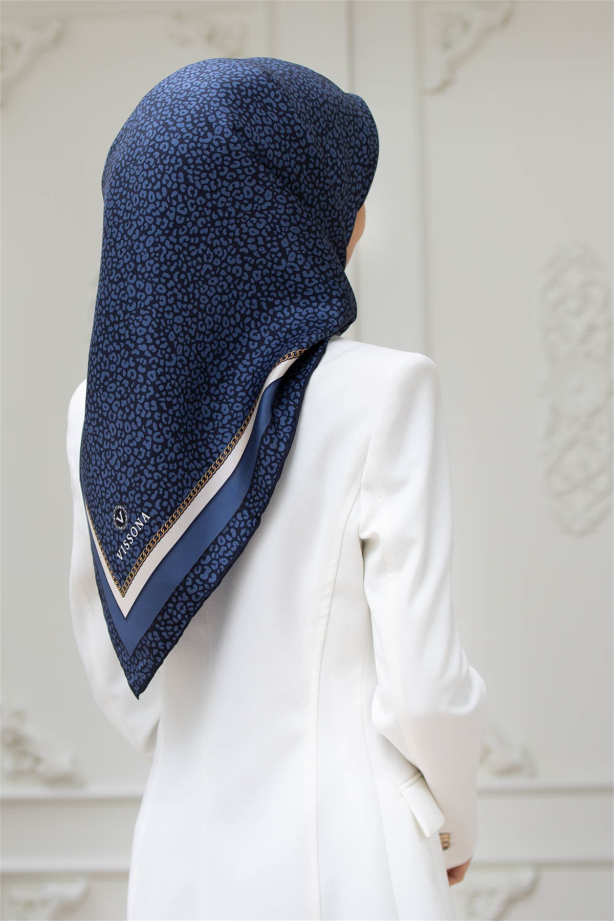 % 57 İPEK % 43 VİSKON Twill İpek Leopar Desenli Lacivert - İndigo Renkli 90x90 Eşarp Dikim Şekli : El Dikişi