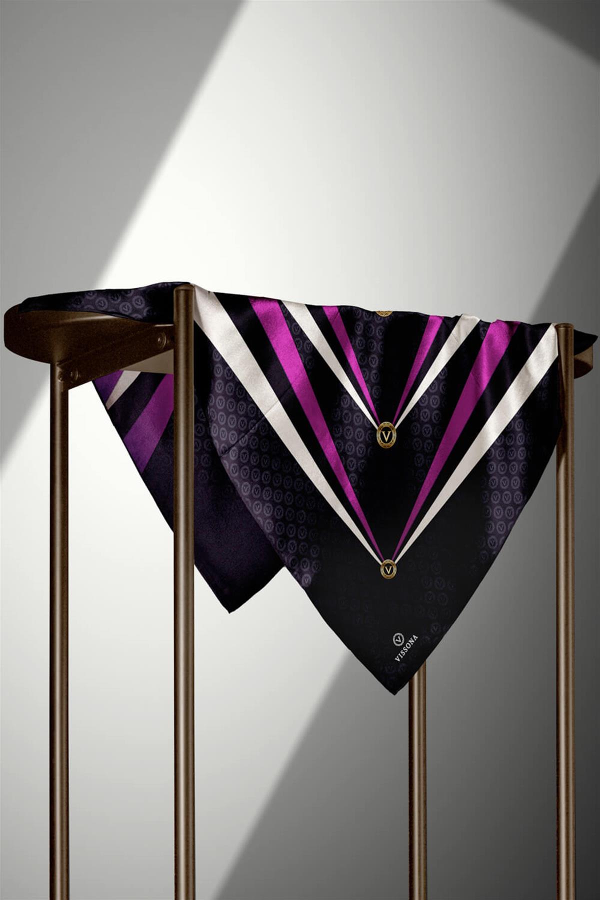 %100 Twill İpek Monogram Ve Geometrik Desenli Siyah - Mürdüm Renkli 90x90 Eşarp Dikim Şekli : El Dikişi