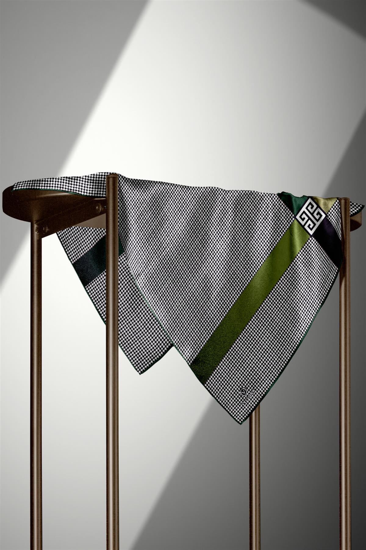 %100 Twill İpek Kazayağı Desenli Zümrüt Yeşili - Haki Renkli 90x90 Eşarp Dikim Şekli : El Dikişi