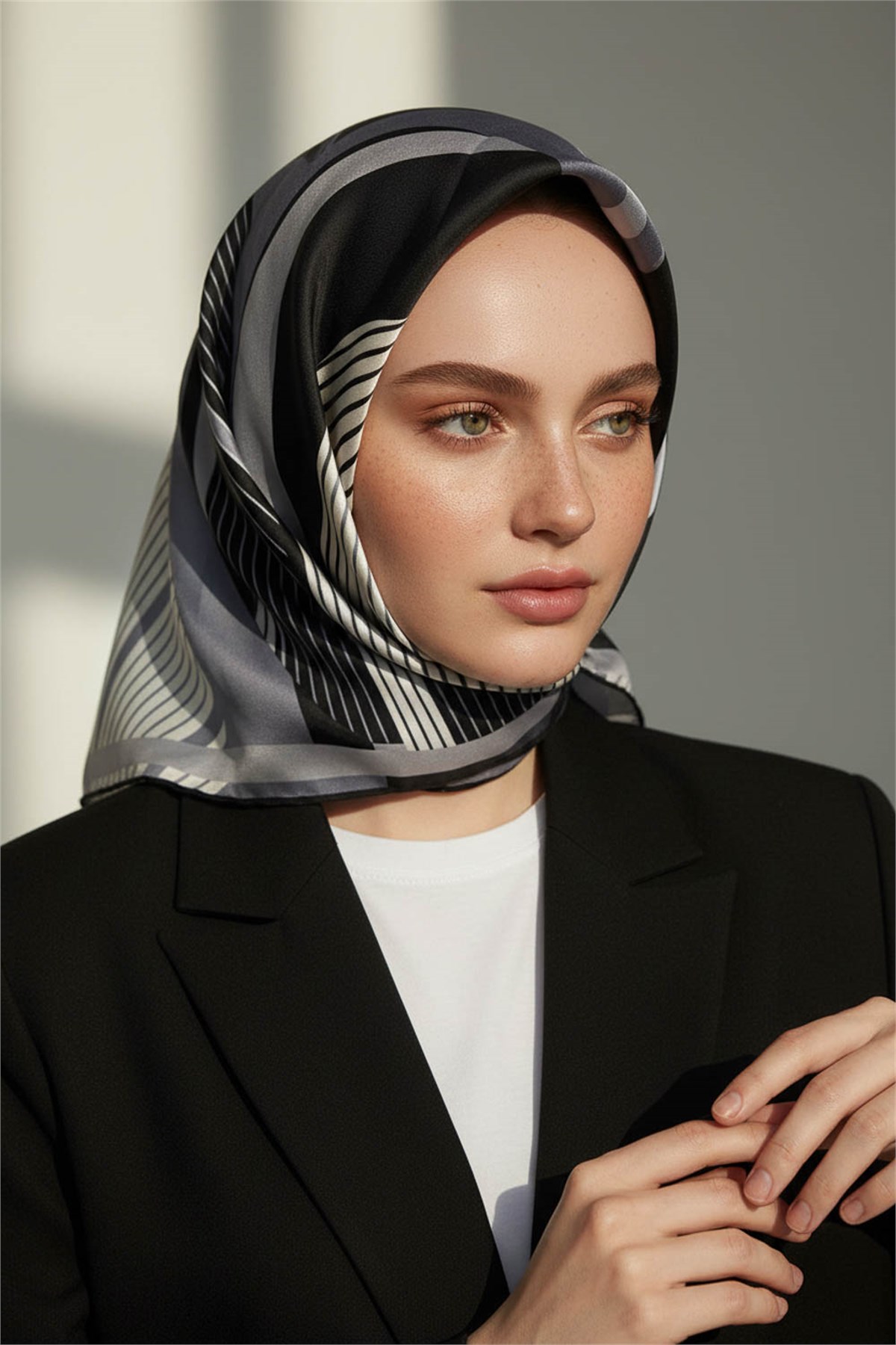 %100 Twill İpek Çizgili Geometrik Desenli Siyah - Füme Renkli 90x90 Eşarp Dikim Şekli : El Dikişi