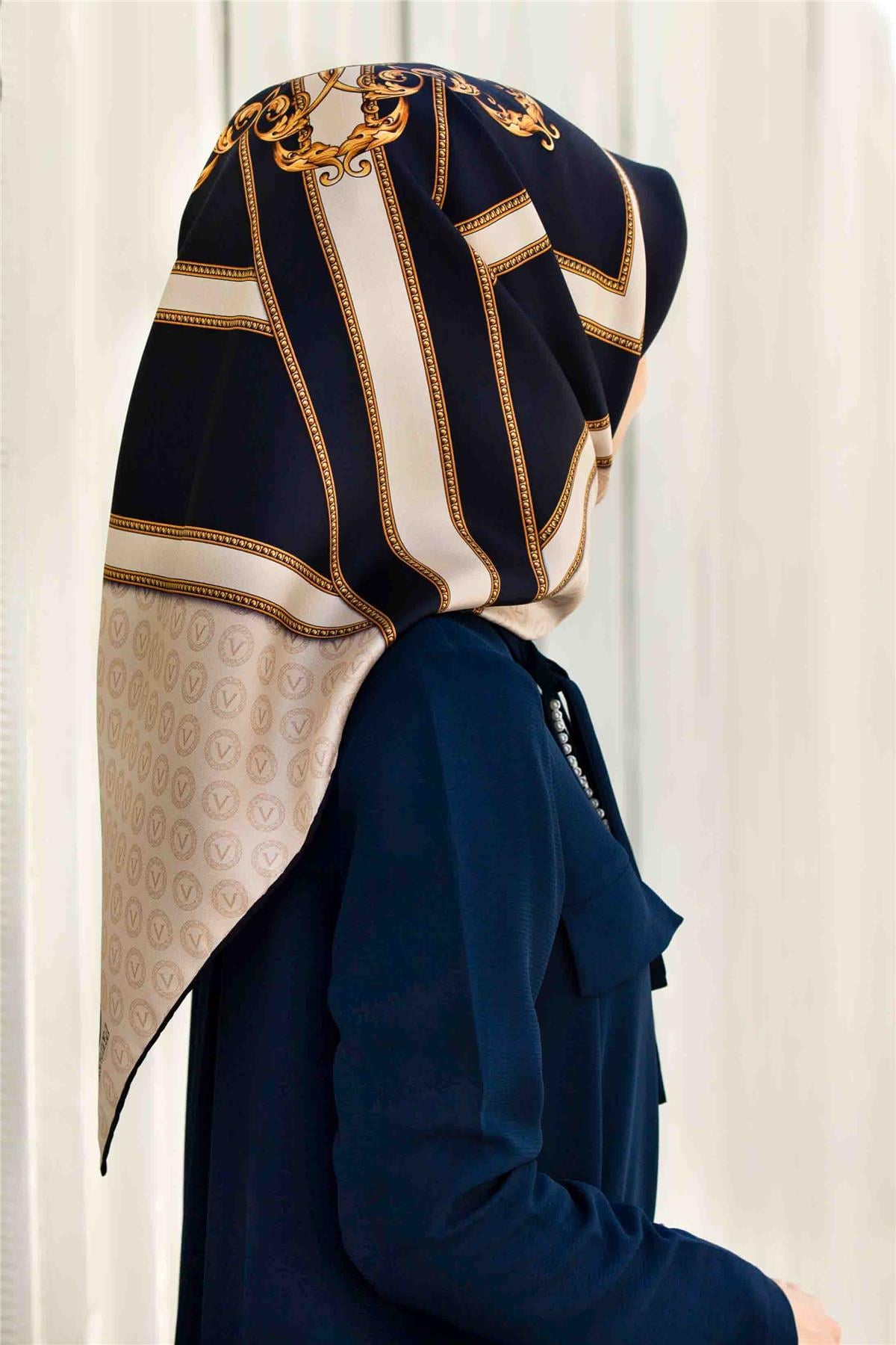 %100 Twill İpek Monogram ve Barok Desenli Lacivert - Krem Renkli 90x90 Eşarp Dikim Şekli : El Dikişi